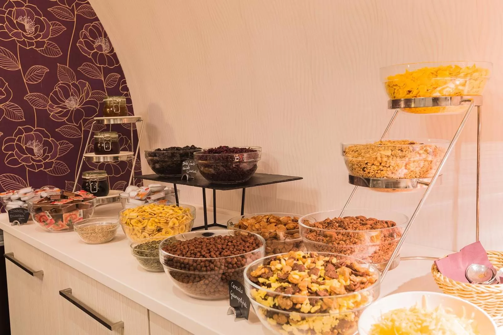 Restaurant/places to eat in Hotel President