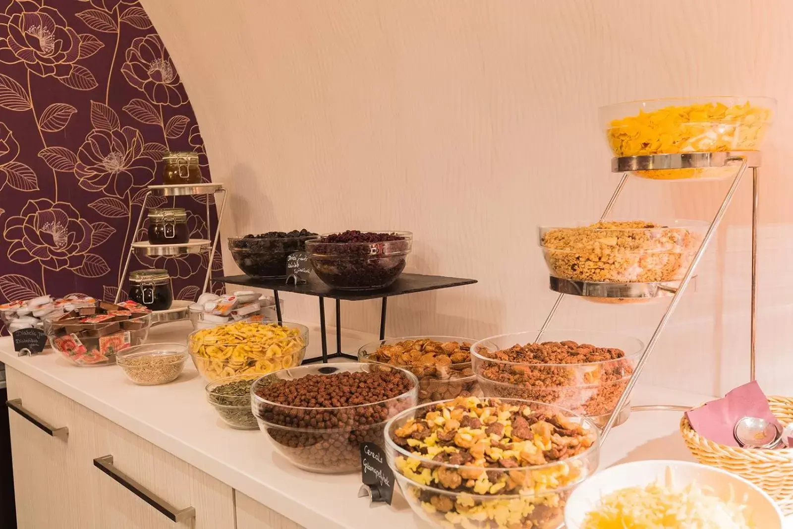 Restaurant/places to eat in Hotel President Restaurant/places to eat in Hotel President