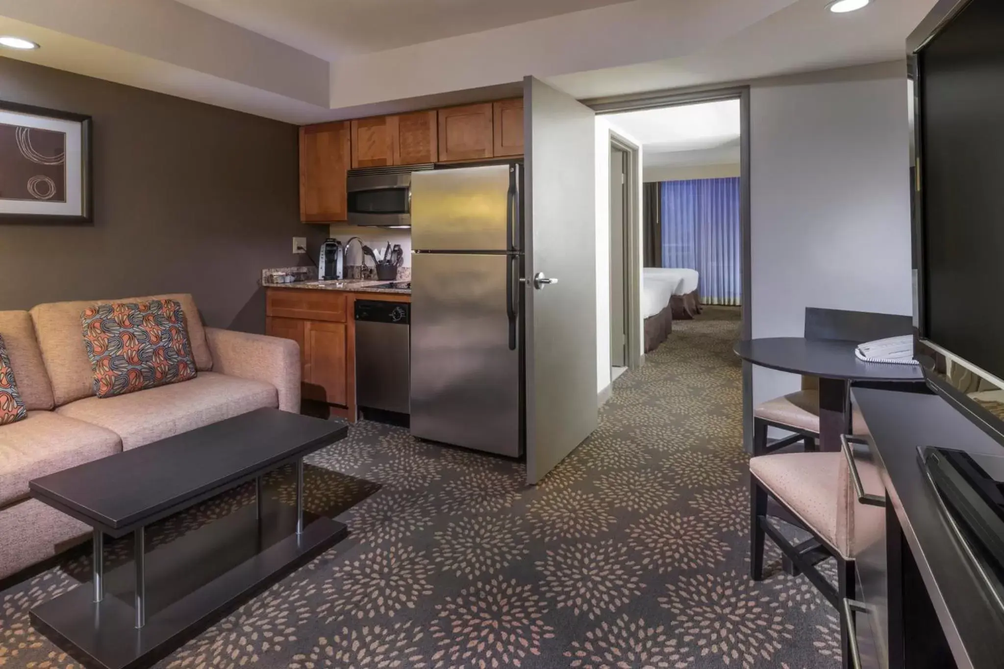 Photo of the whole room, Kitchen/Kitchenette in Holiday Inn and Suites Phoenix Airport North, an IHG Hotel