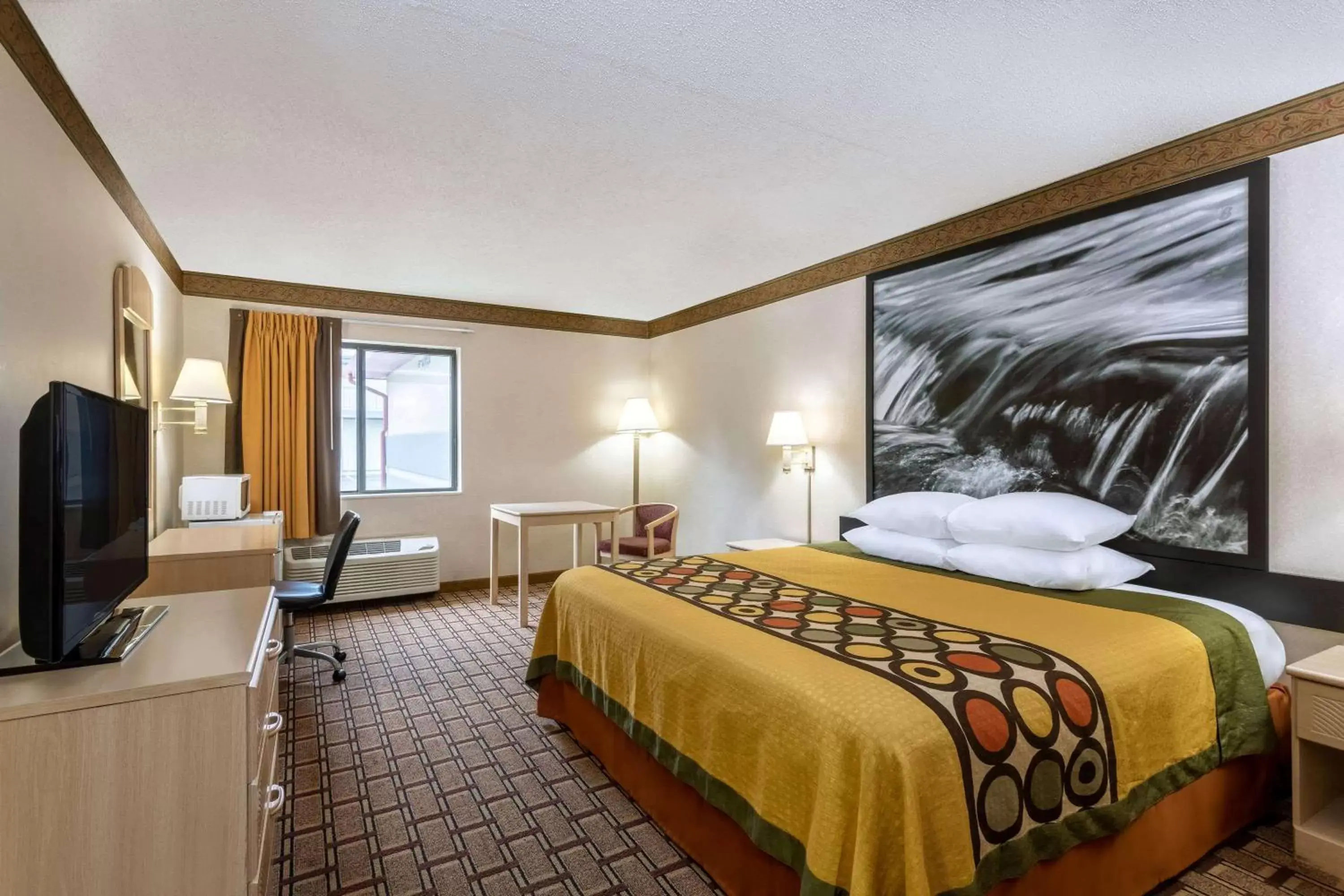 Photo of the whole room, Bed in Super 8 by Wyndham Marysville/Port Huron Area