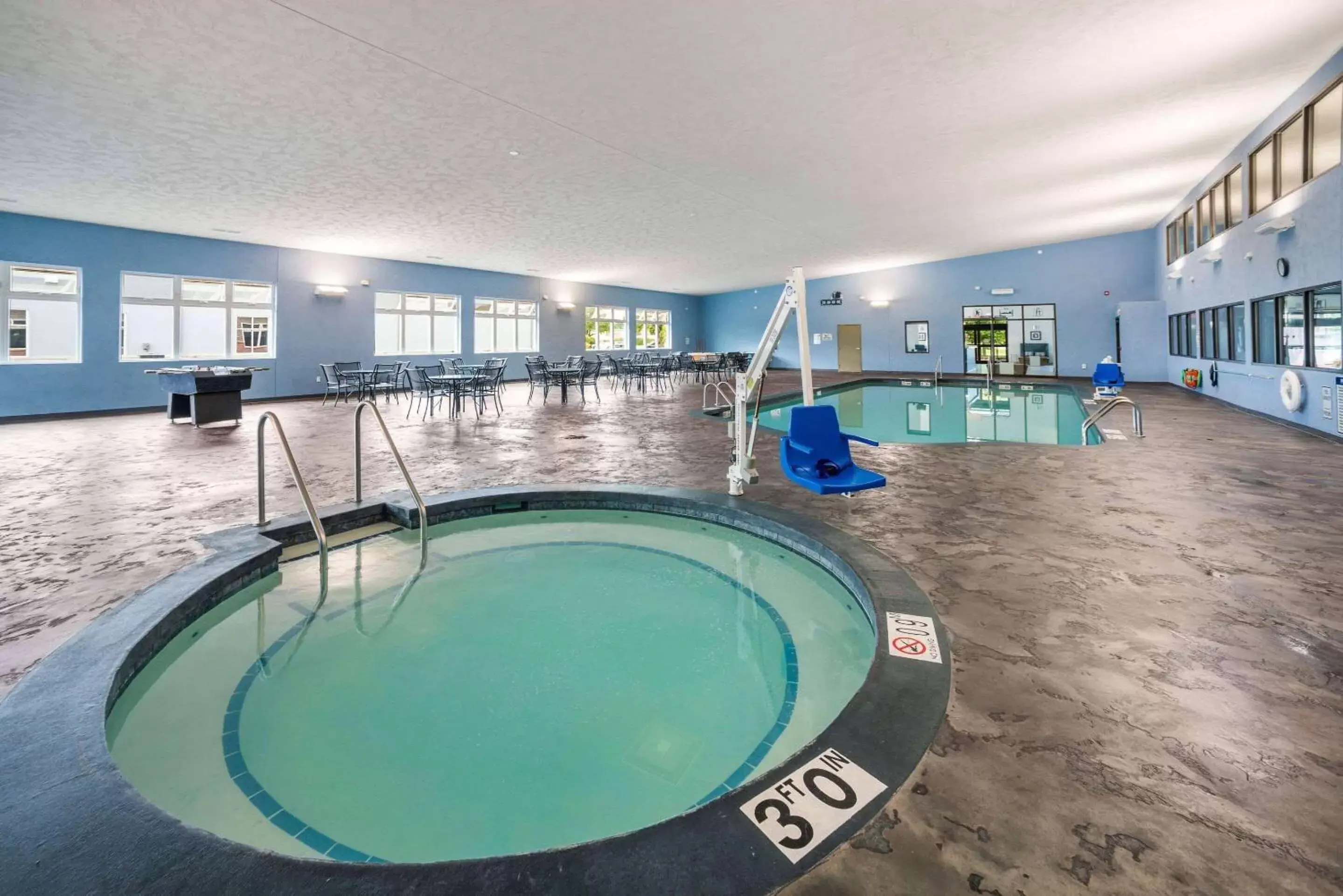 Hot Tub, Swimming Pool in AmericInn by Wyndham Green Bay Near Stadium