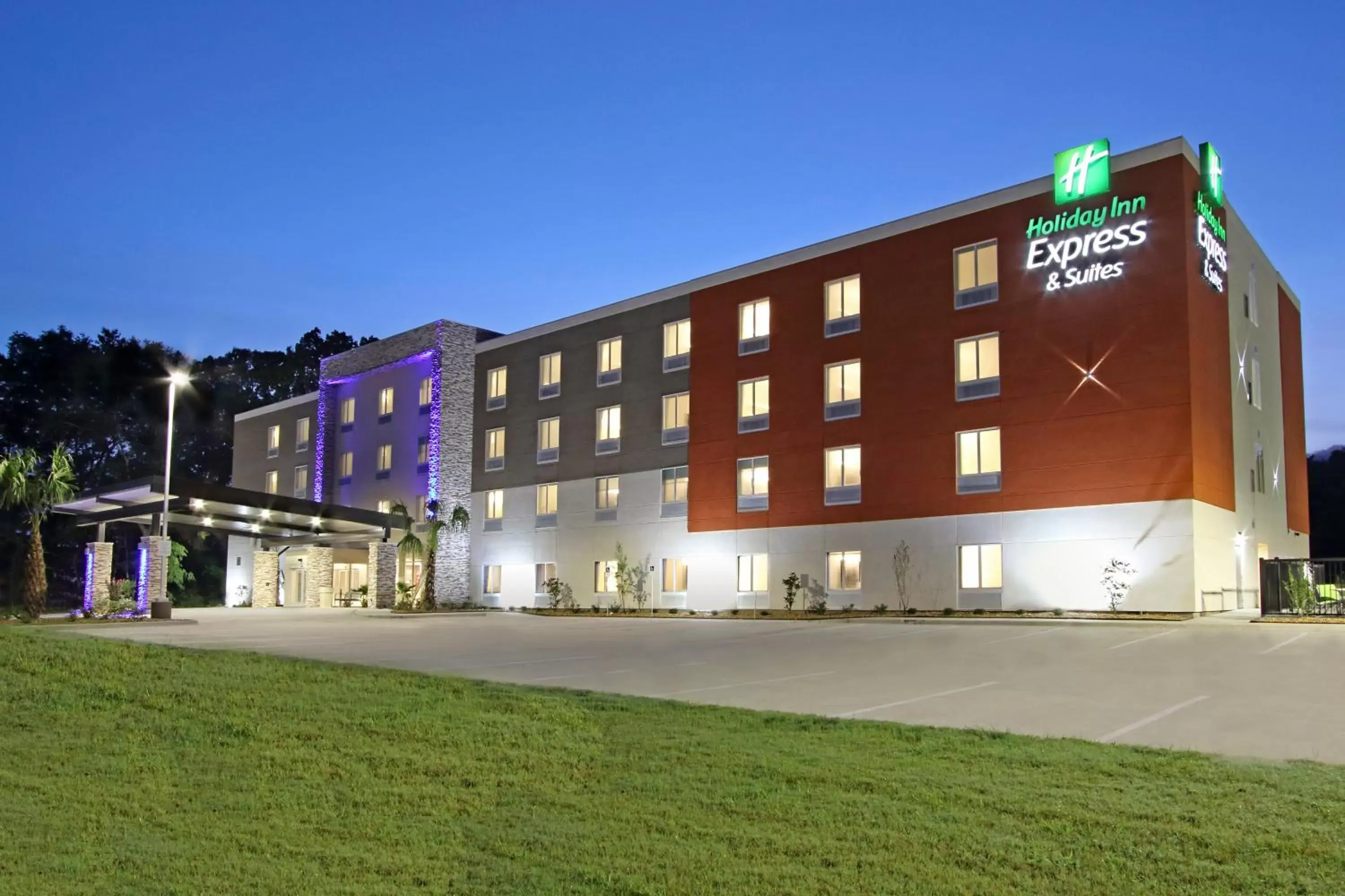Property Building in Holiday Inn Express & Suites - Columbus North, an IHG Hotel
