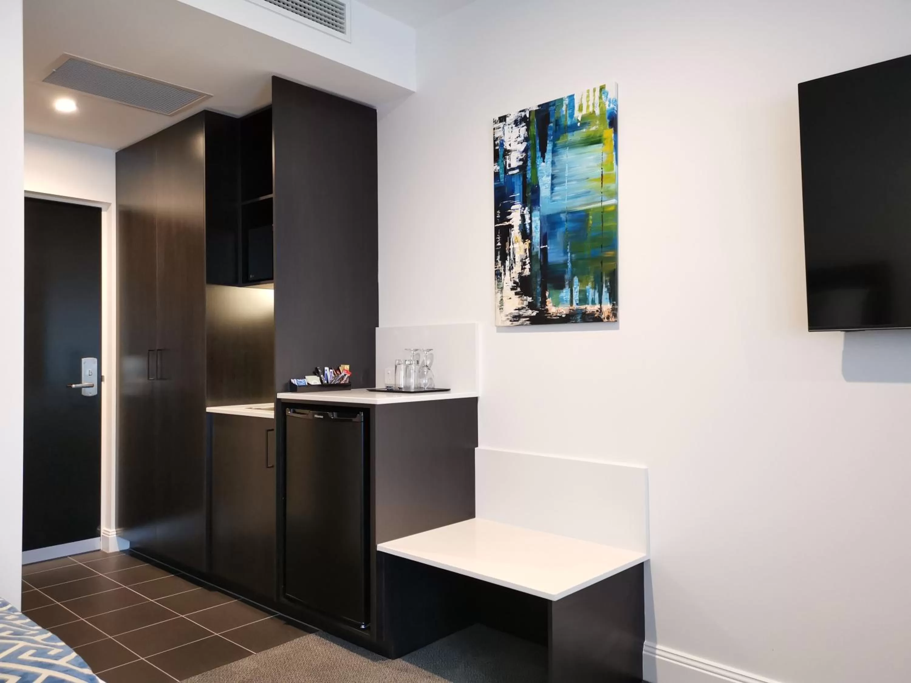 Kitchen or kitchenette in The Abbey Motel Goulburn