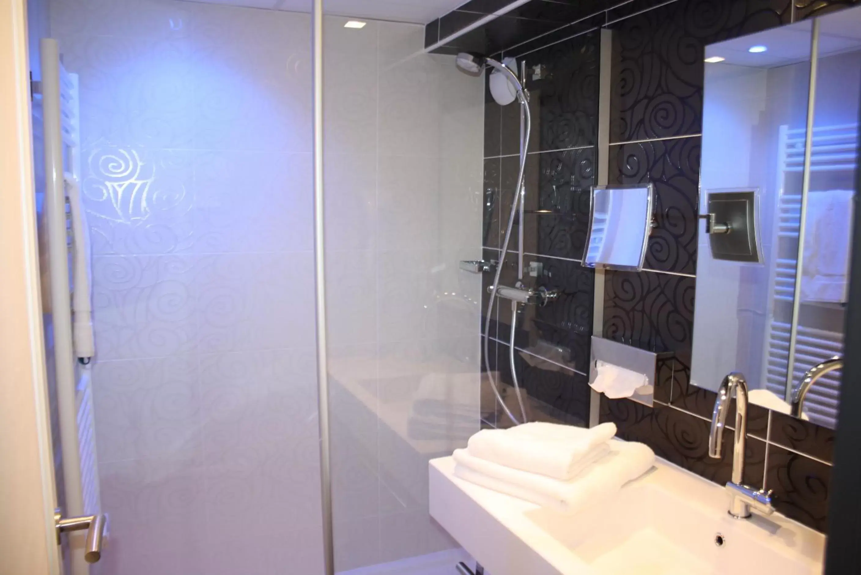 Shower, Bathroom in Hotel Le Quercy - Sure Hotel Collection by Best Western
