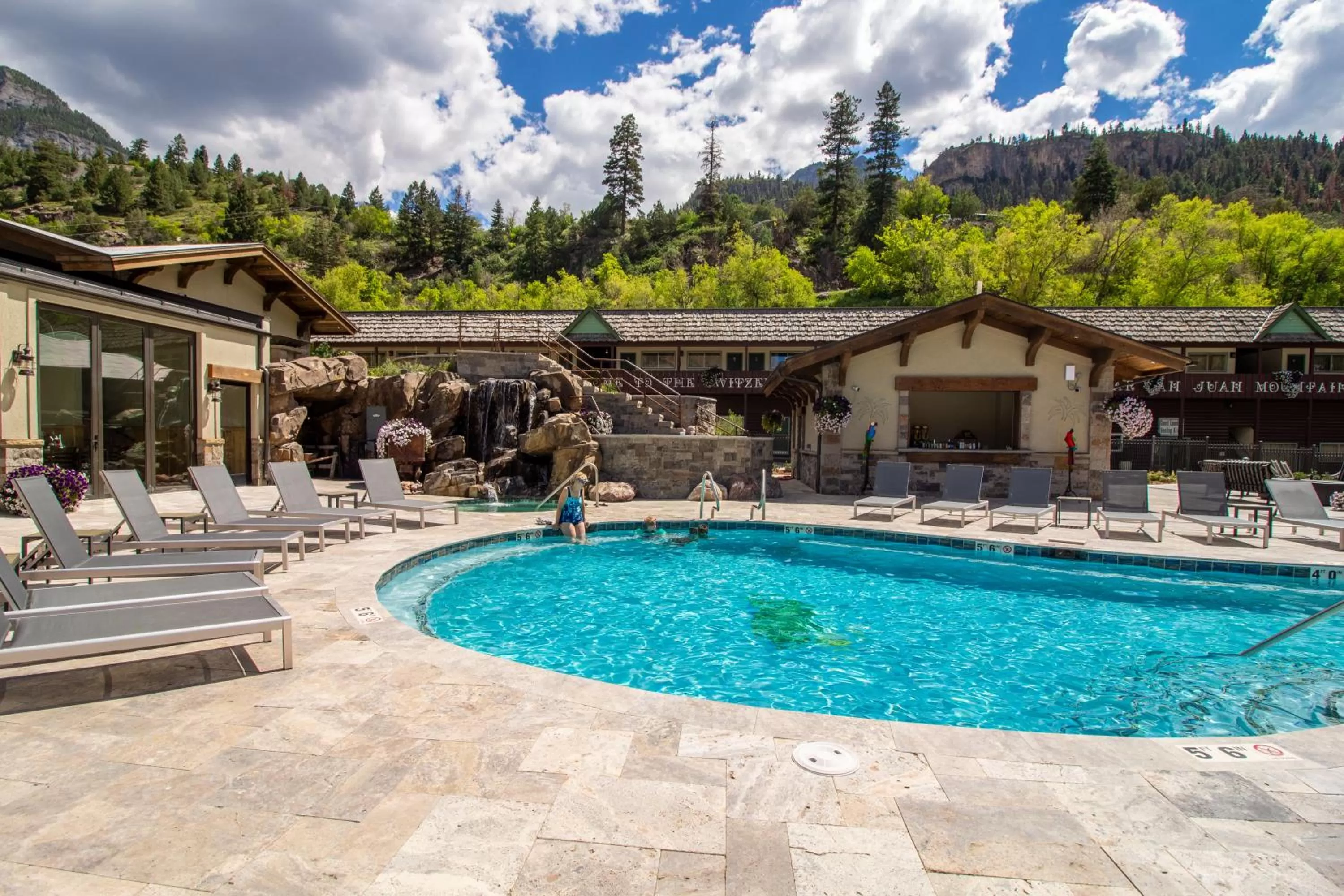 Swimming pool in Twin Peaks Lodge & Hot Springs