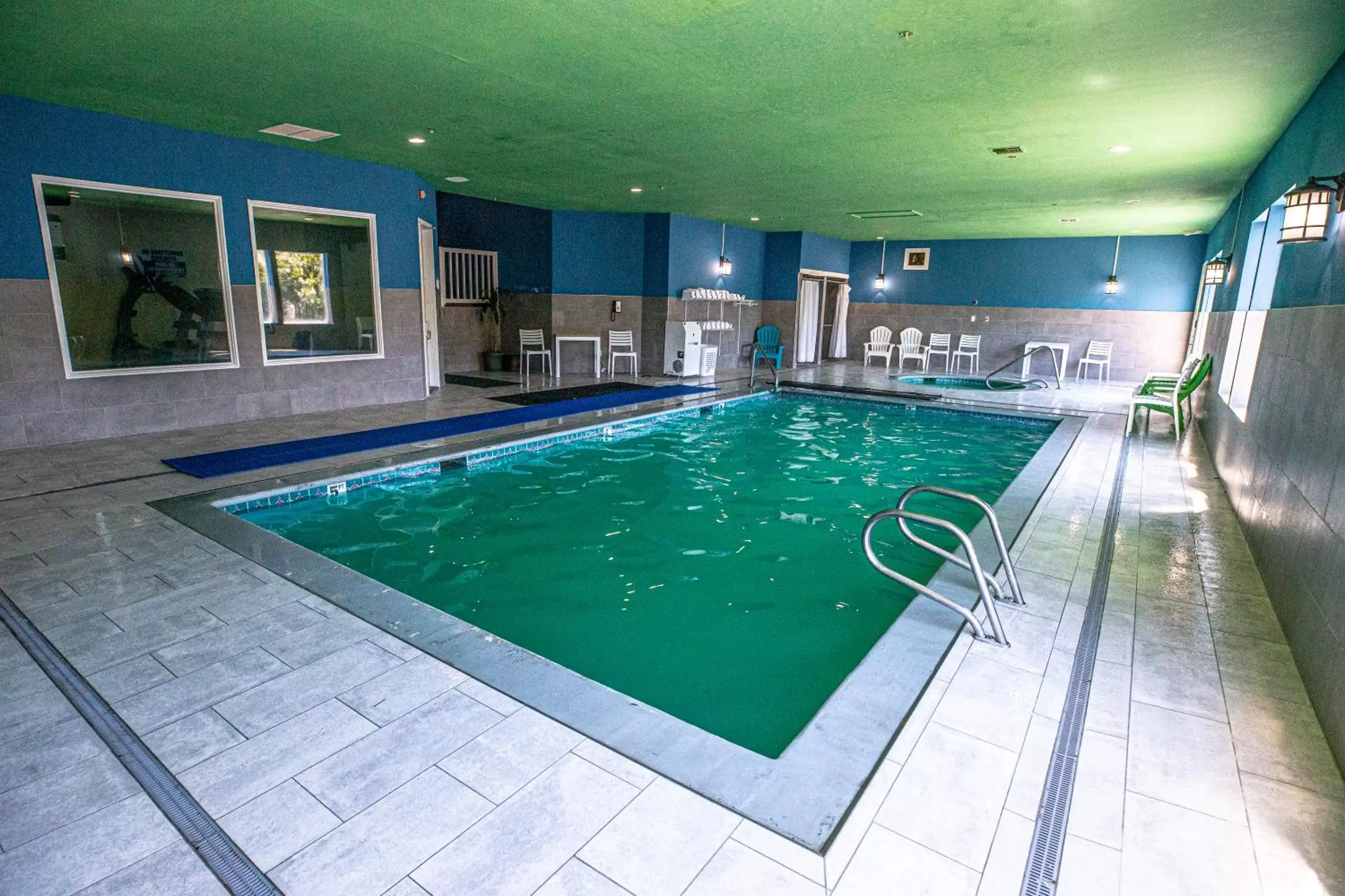 Swimming Pool in BayVue Hotel, Resort & Suites