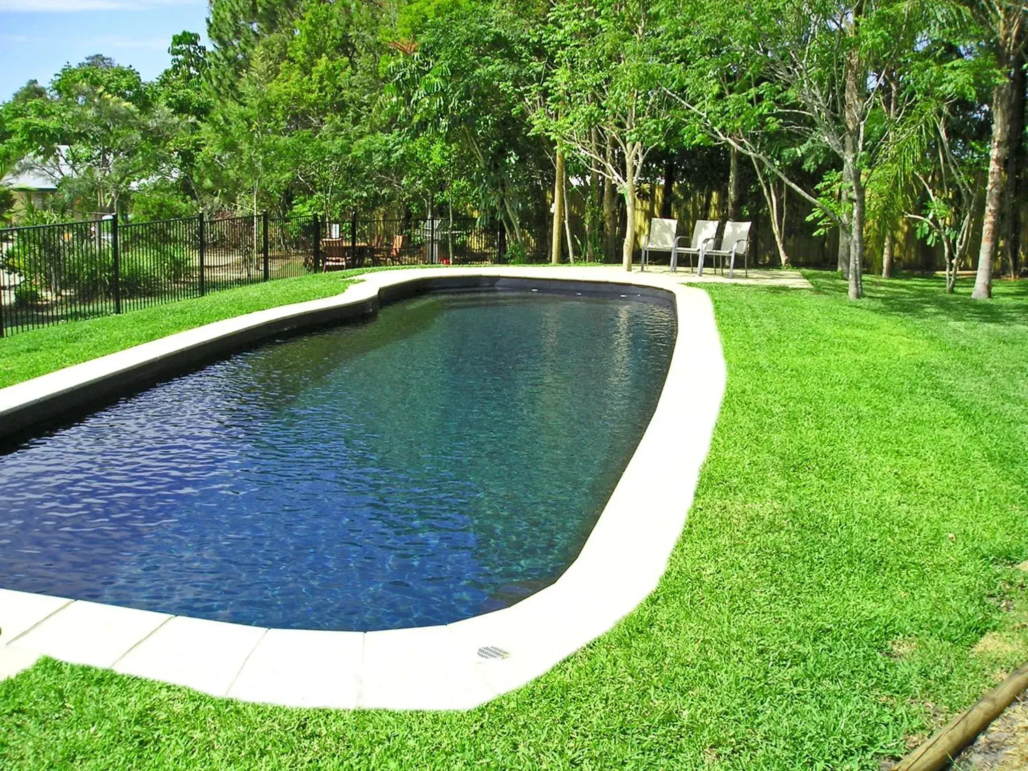 Garden, Swimming Pool in Emeraldene Inn & Eco-Lodge