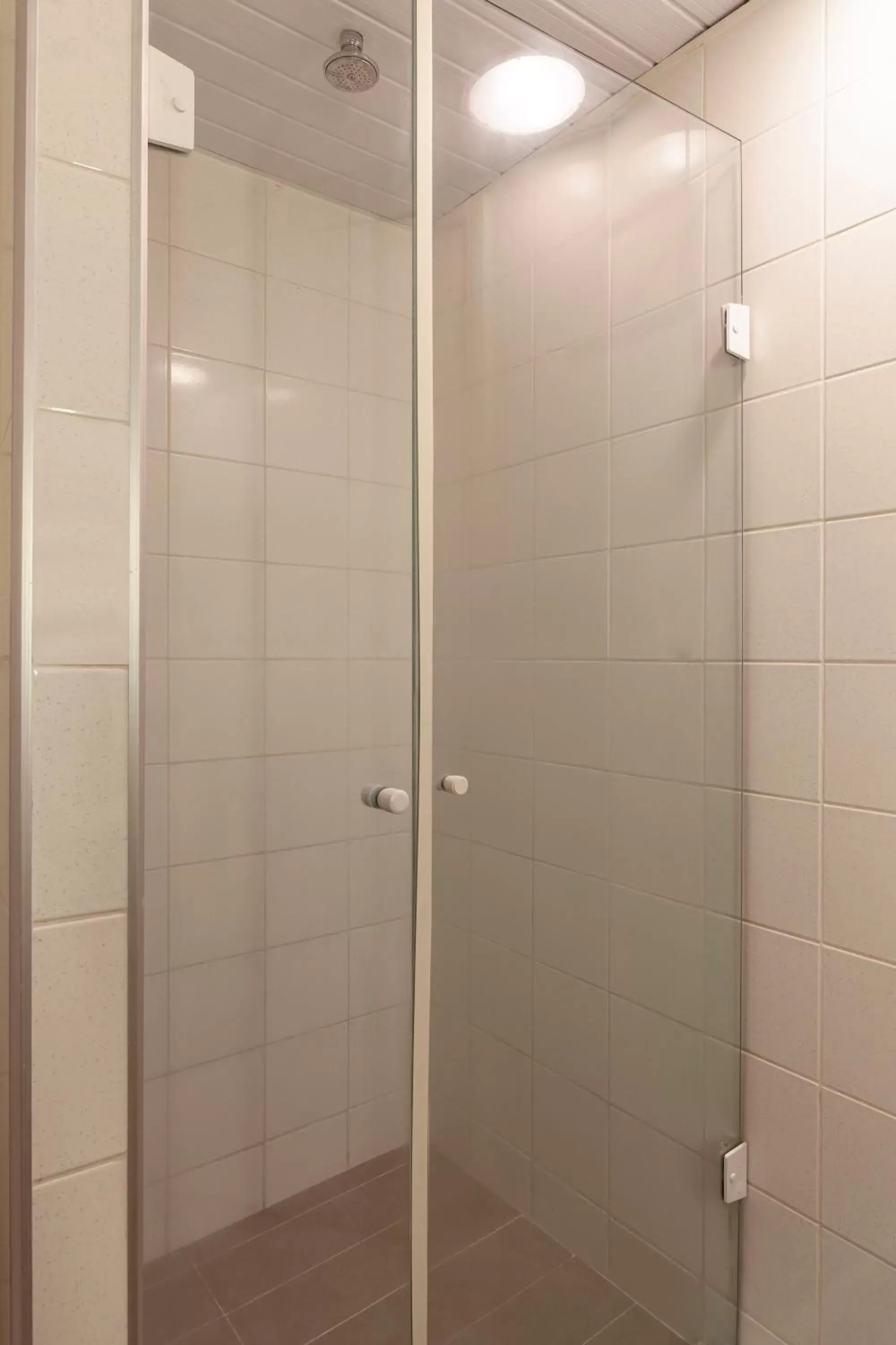 Shower, Bathroom in ibis Sao Jose dos Campos Dutra