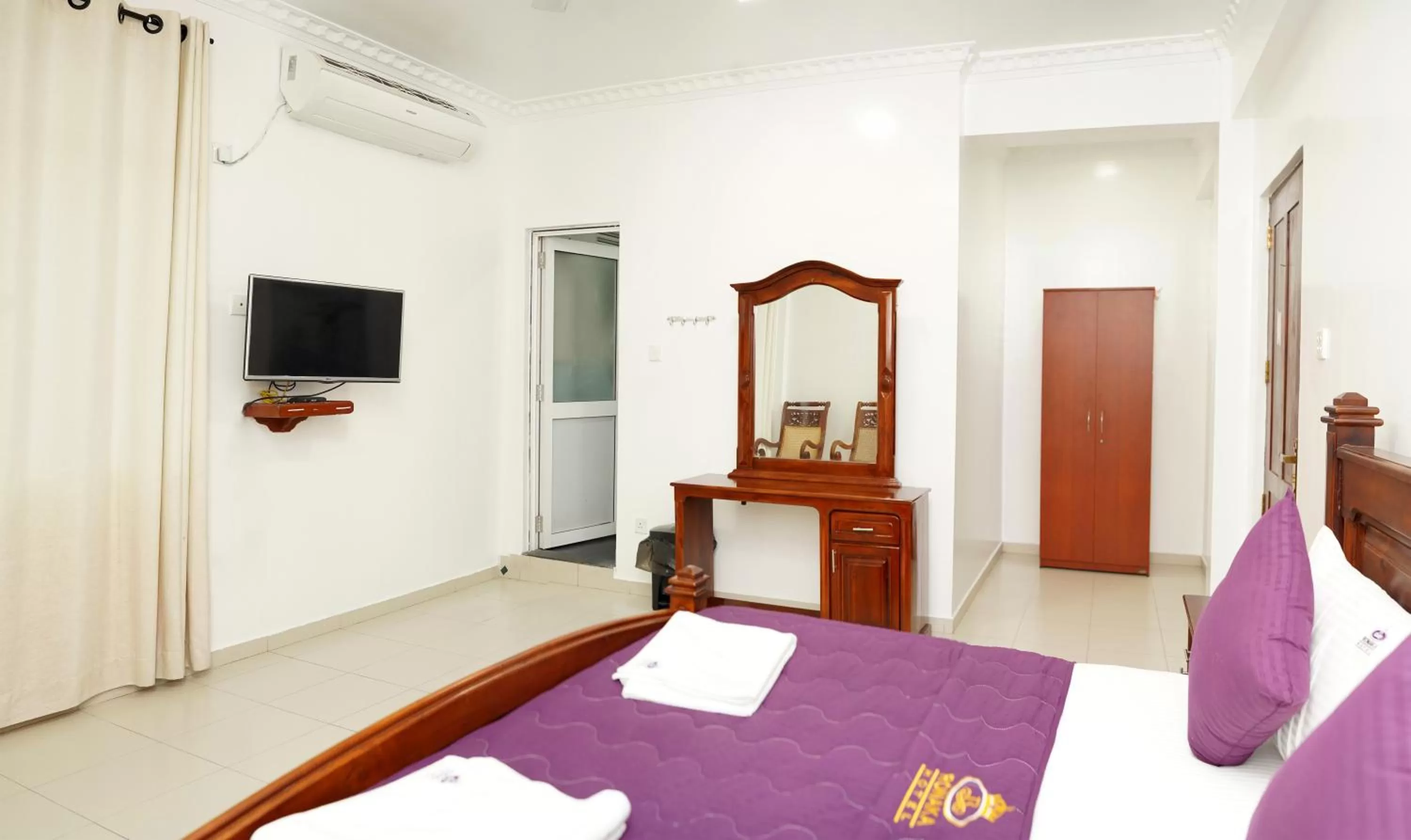 Bed, TV/Entertainment Center in Ronaka Airport Transit Hotel