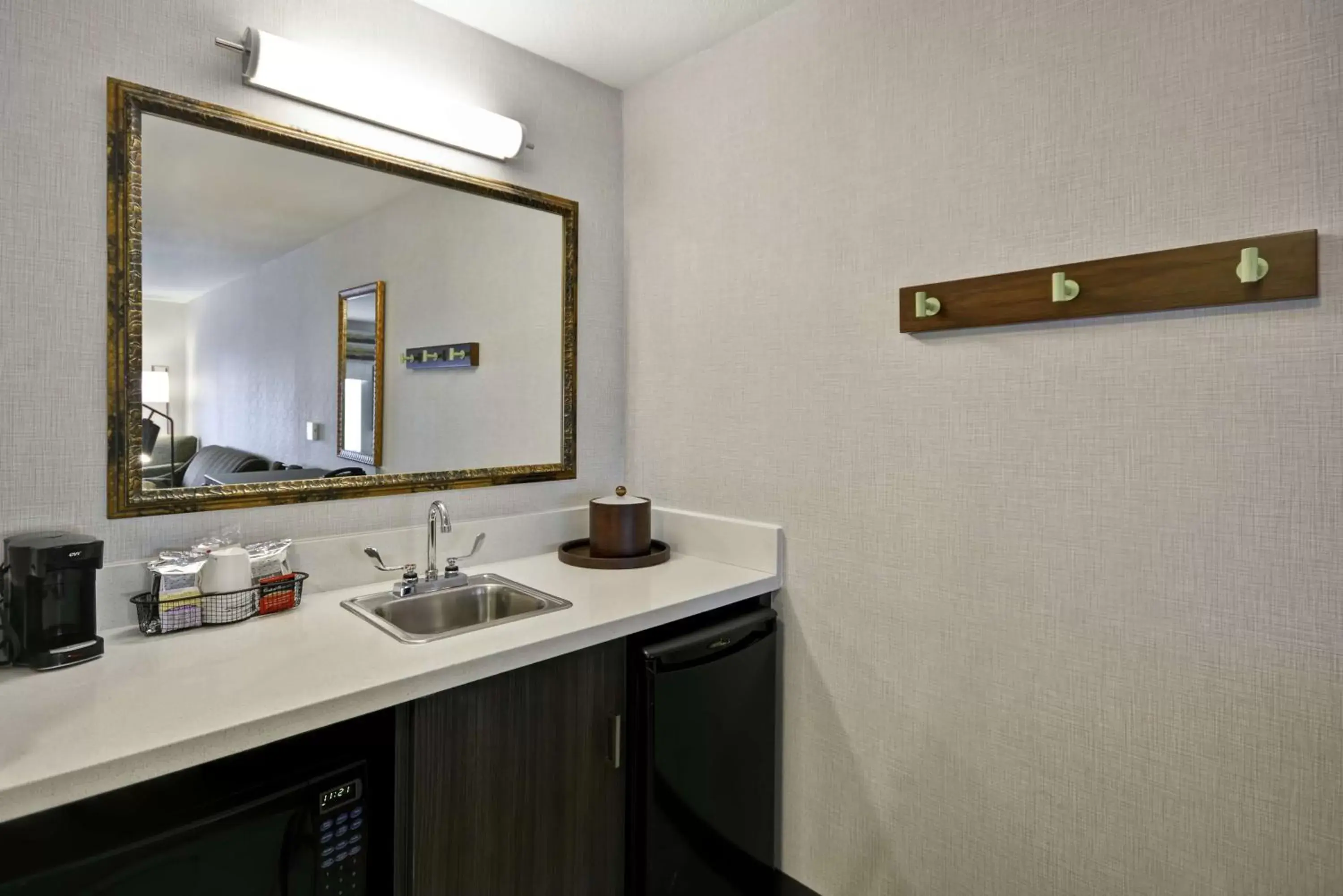 Kitchen or kitchenette, Bathroom in Hampton Inn & Suites Yuma