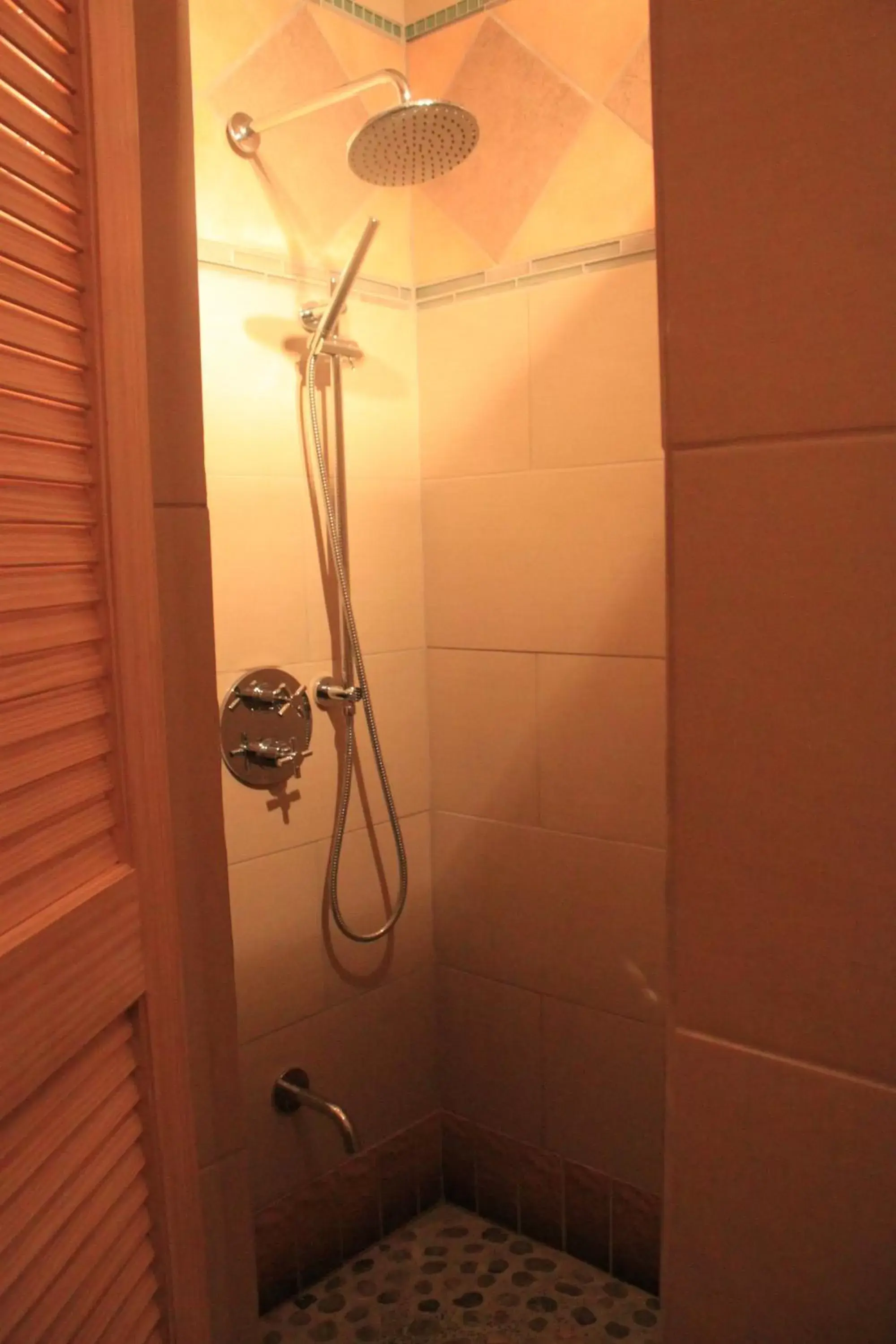 Shower, Bathroom in Auberge Micro-Brasserie Le Baril Roulant