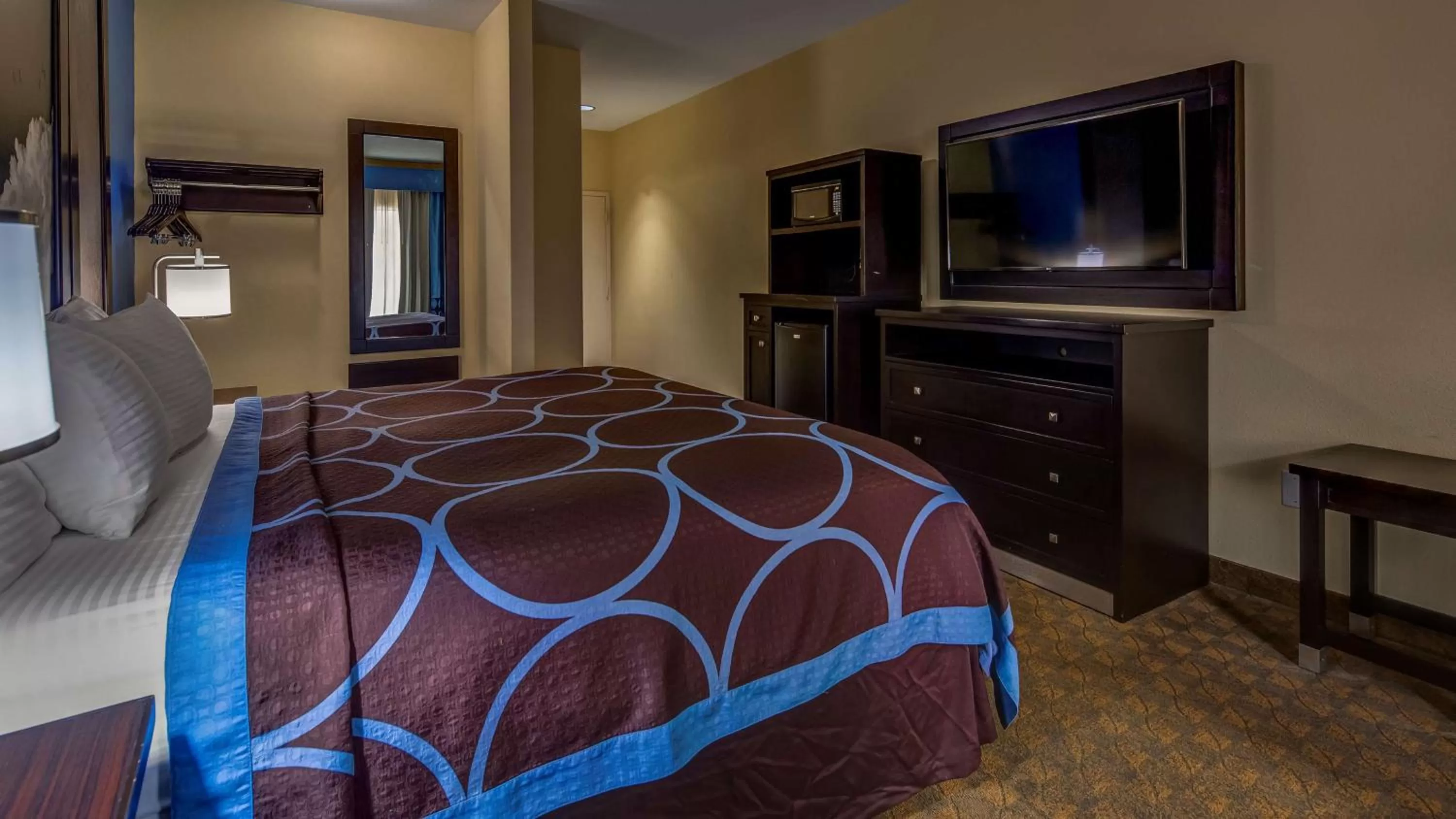 Photo of the whole room, Bed in SureStay Plus Hotel by Best Western Alvin