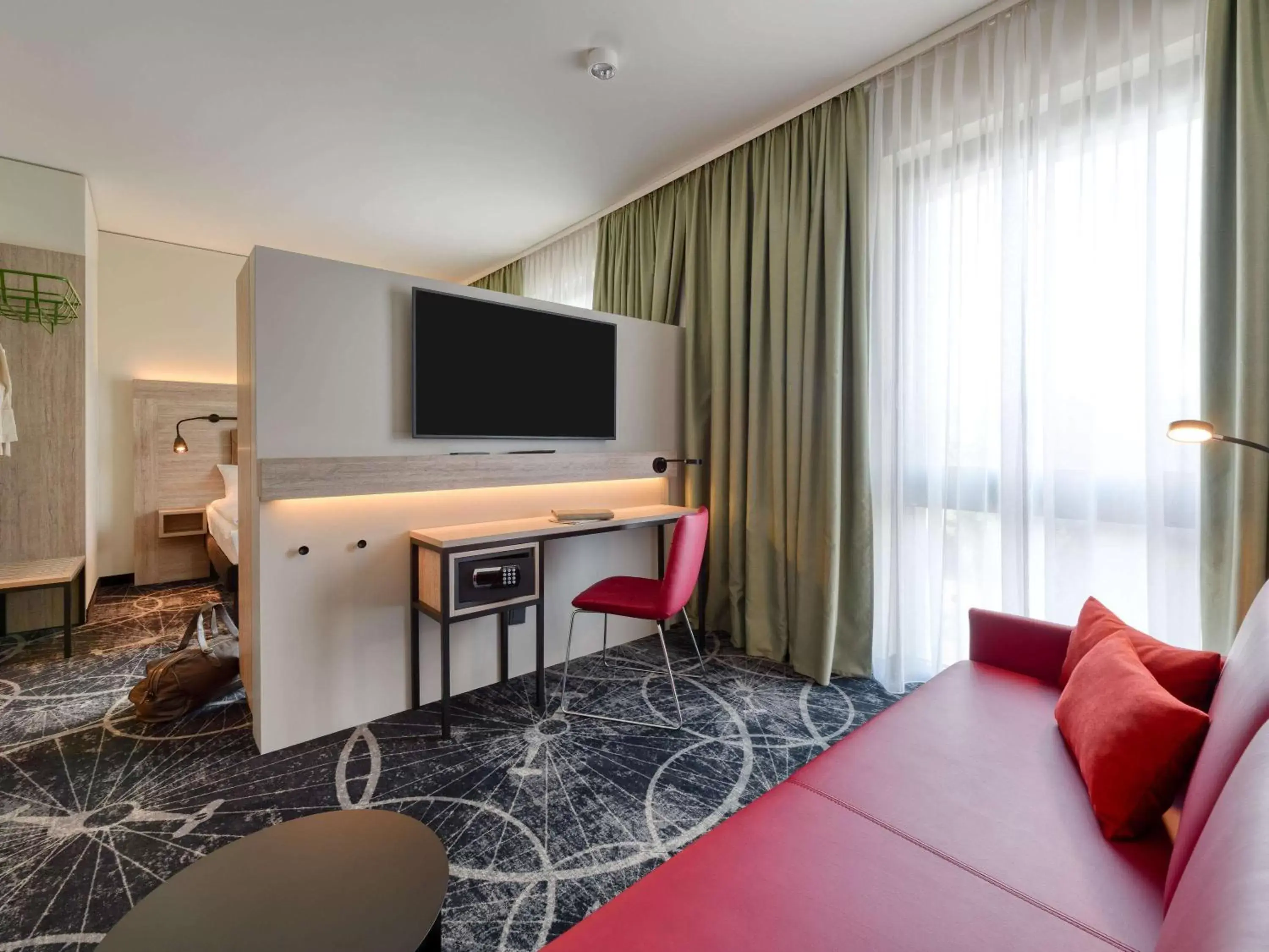 Bedroom, TV/Entertainment Center in ibis Styles Magdeburg