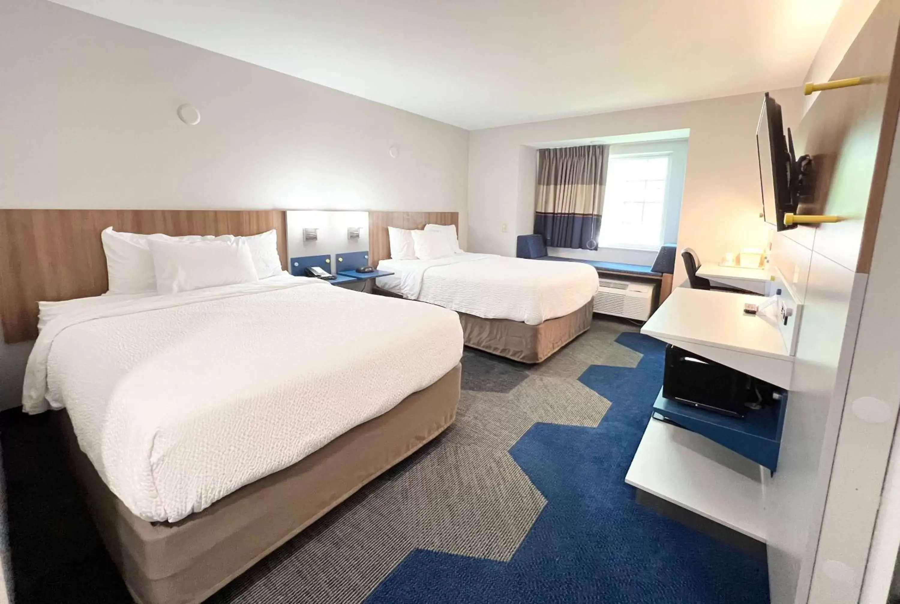 Photo of the whole room, Bed in Microtel Inn by Wyndham Janesville