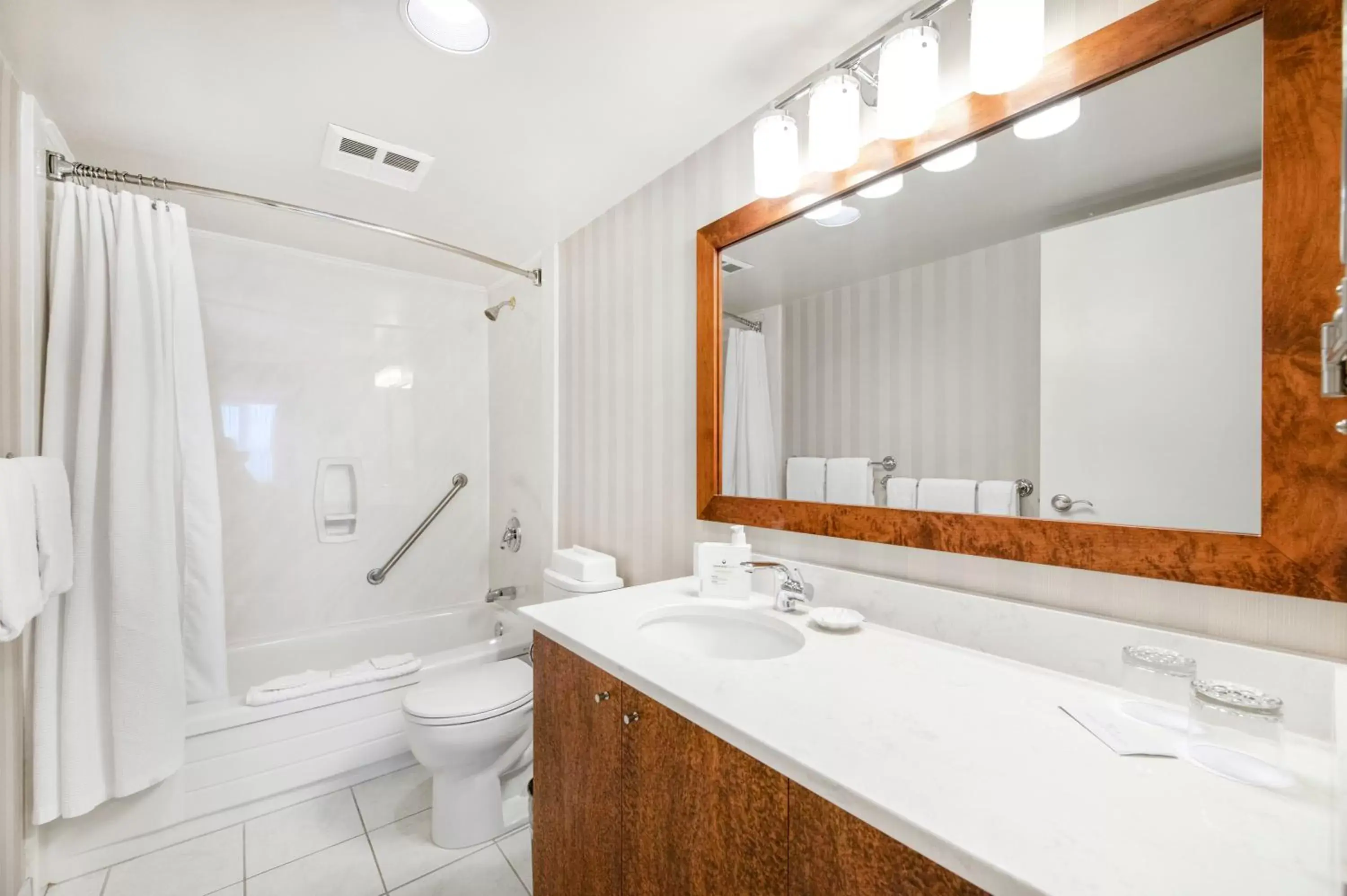Shower, Bathroom in Victoria Regent Waterfront Hotel & Suites