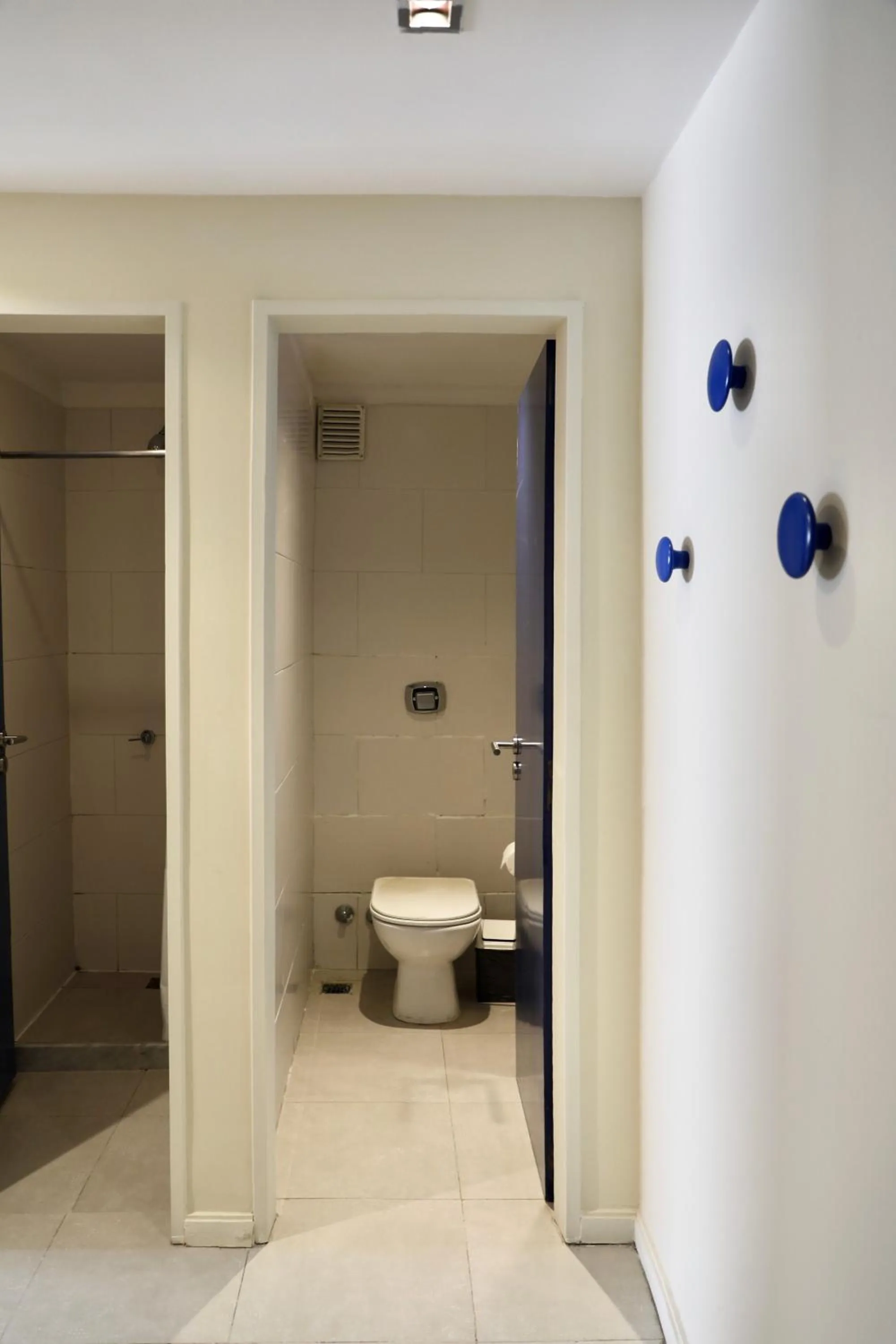 Toilet in America Del Sur Hostel Buenos Aires