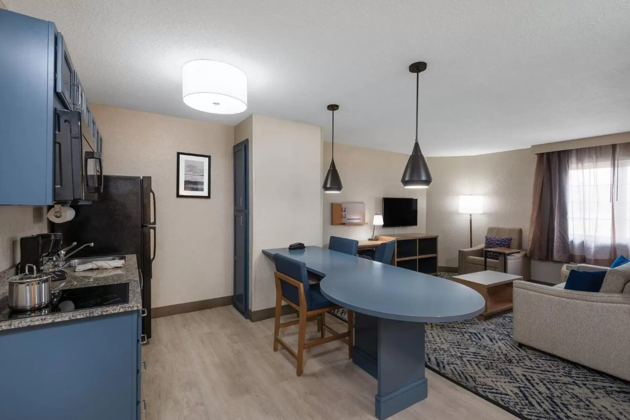 Photo of the whole room, Kitchen/Kitchenette in Candlewood Suites Chesapeake-Suffolk, an IHG Hotel