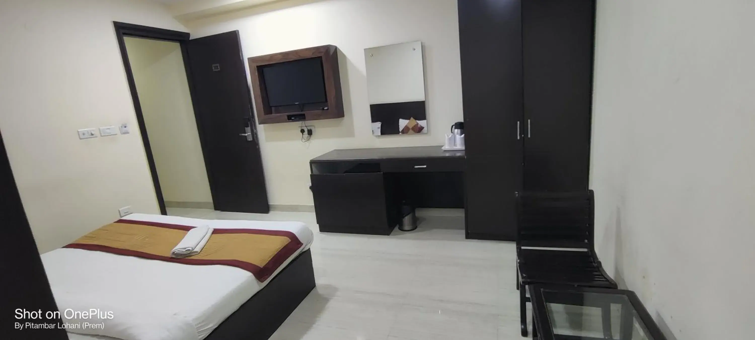 Bedroom, TV/Entertainment Center in Hotel Kings Inn, Karol Bagh, New Delhi