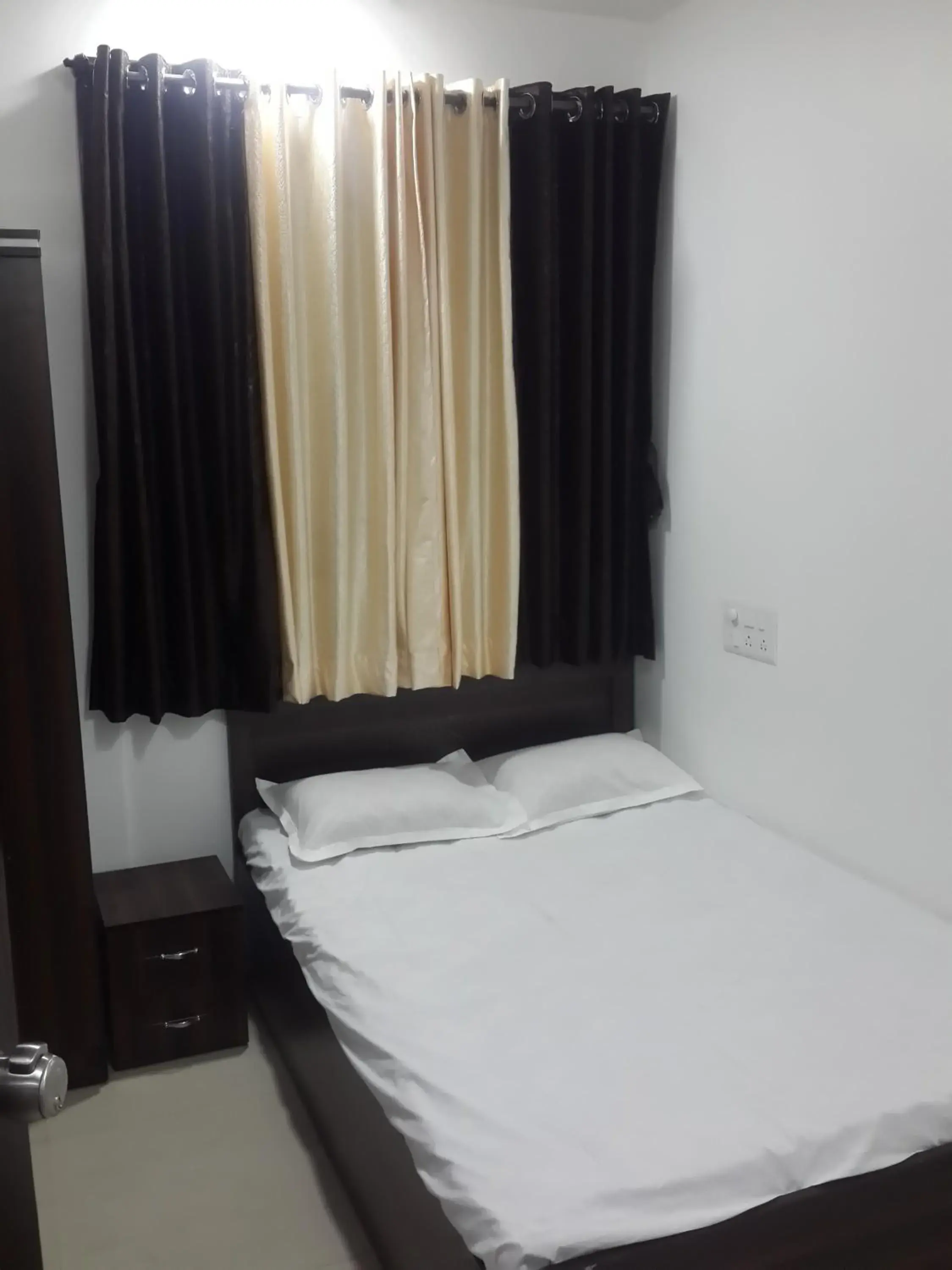 Bathroom, Bed in Hotel Holiday Era Opposite Railway Station Bathroom, Bed in Hotel Holiday Era Opposite Railway Station