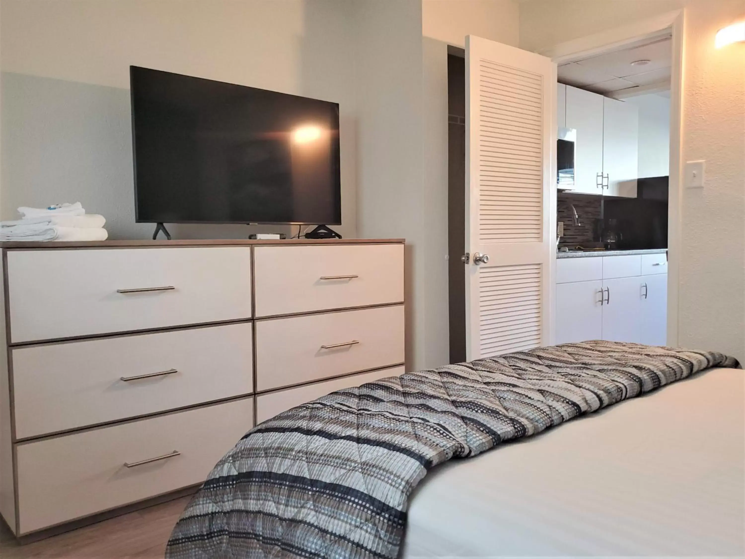 Bed, TV/Entertainment Center in Esplanade Suites - A Sundance Vacations Property