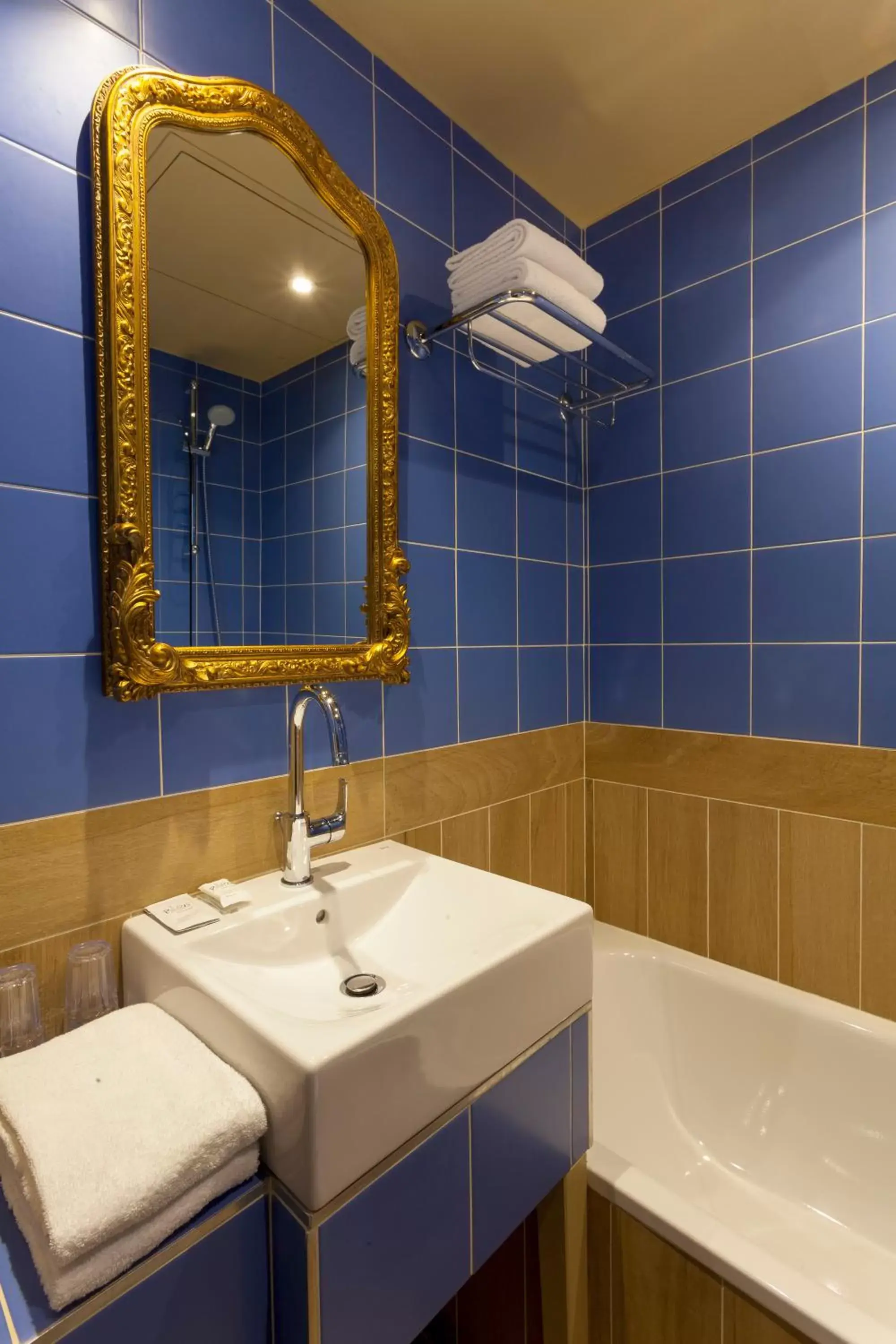 Bathroom in Hotel Perreyve