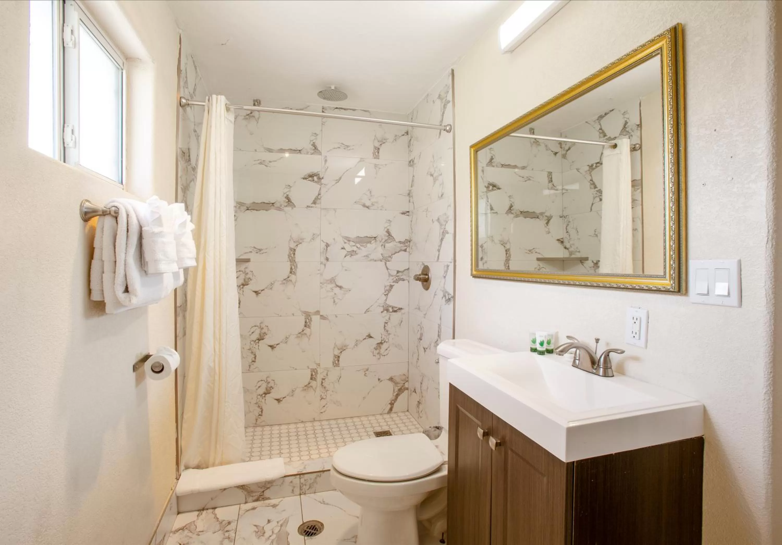 Shower in Hotel Aspen Flagstaff/ Grand Canyon InnSuites