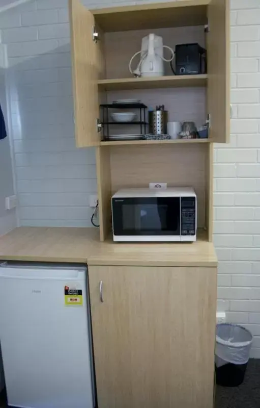 Kitchen/Kitchenette in The Plains Motor Inn