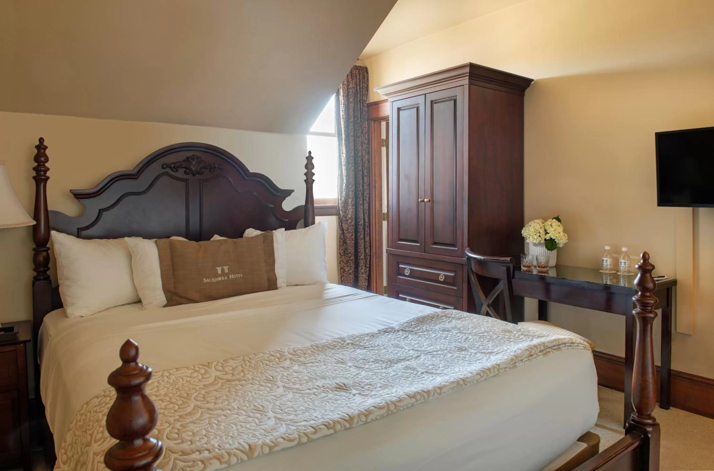 Bed in The Sacajawea Hotel