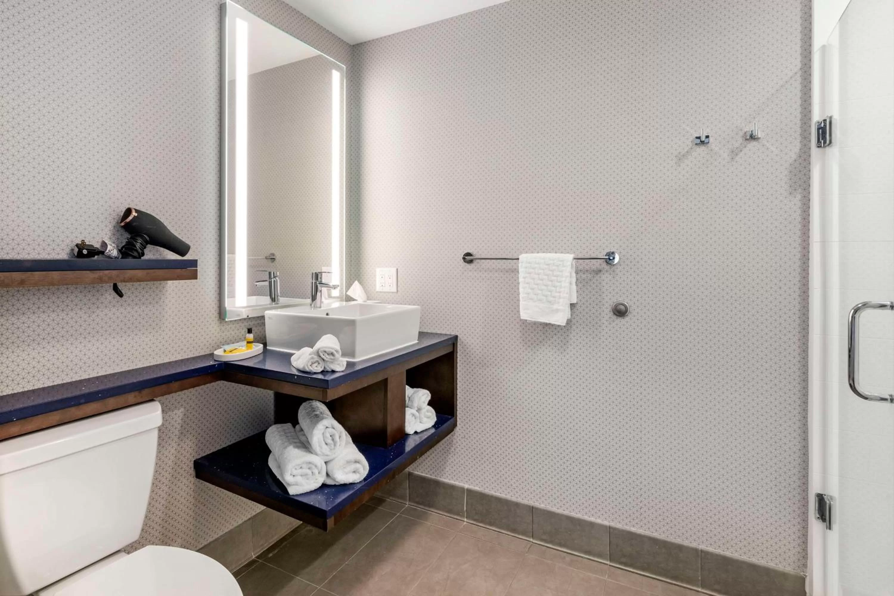 Bathroom in GLō Best Western Savannah-Gateway I-95