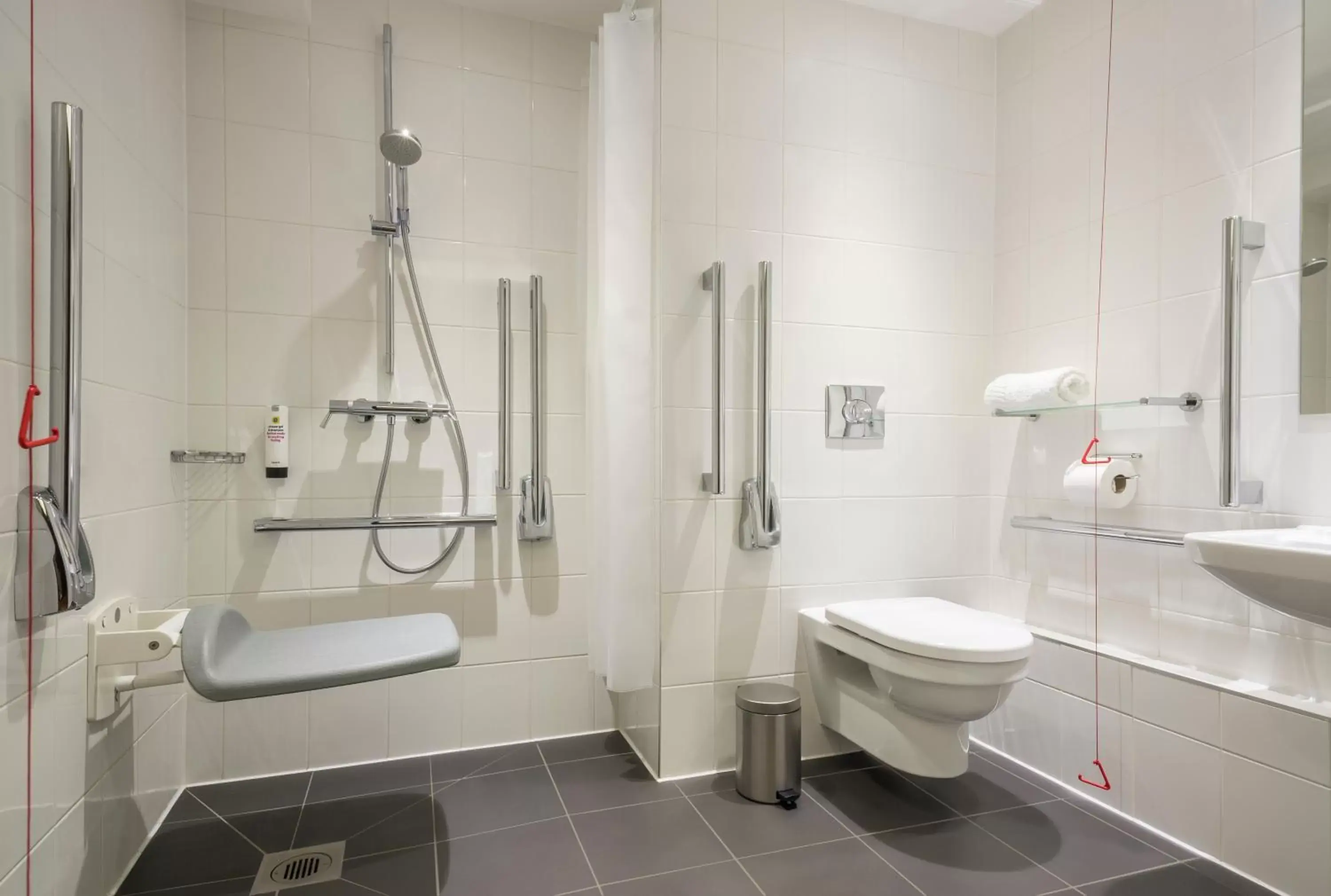 Shower, Bathroom in Point A Hotel Glasgow