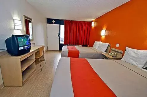 Bedroom, TV/Entertainment Center in Motel 6-Harlingen, TX