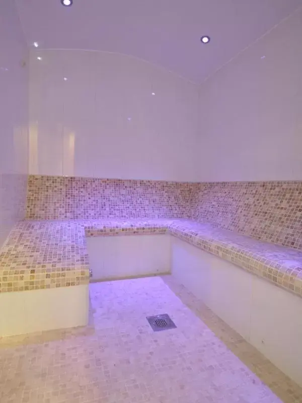 Steam room, Swimming Pool in Clover Spa and Hotel