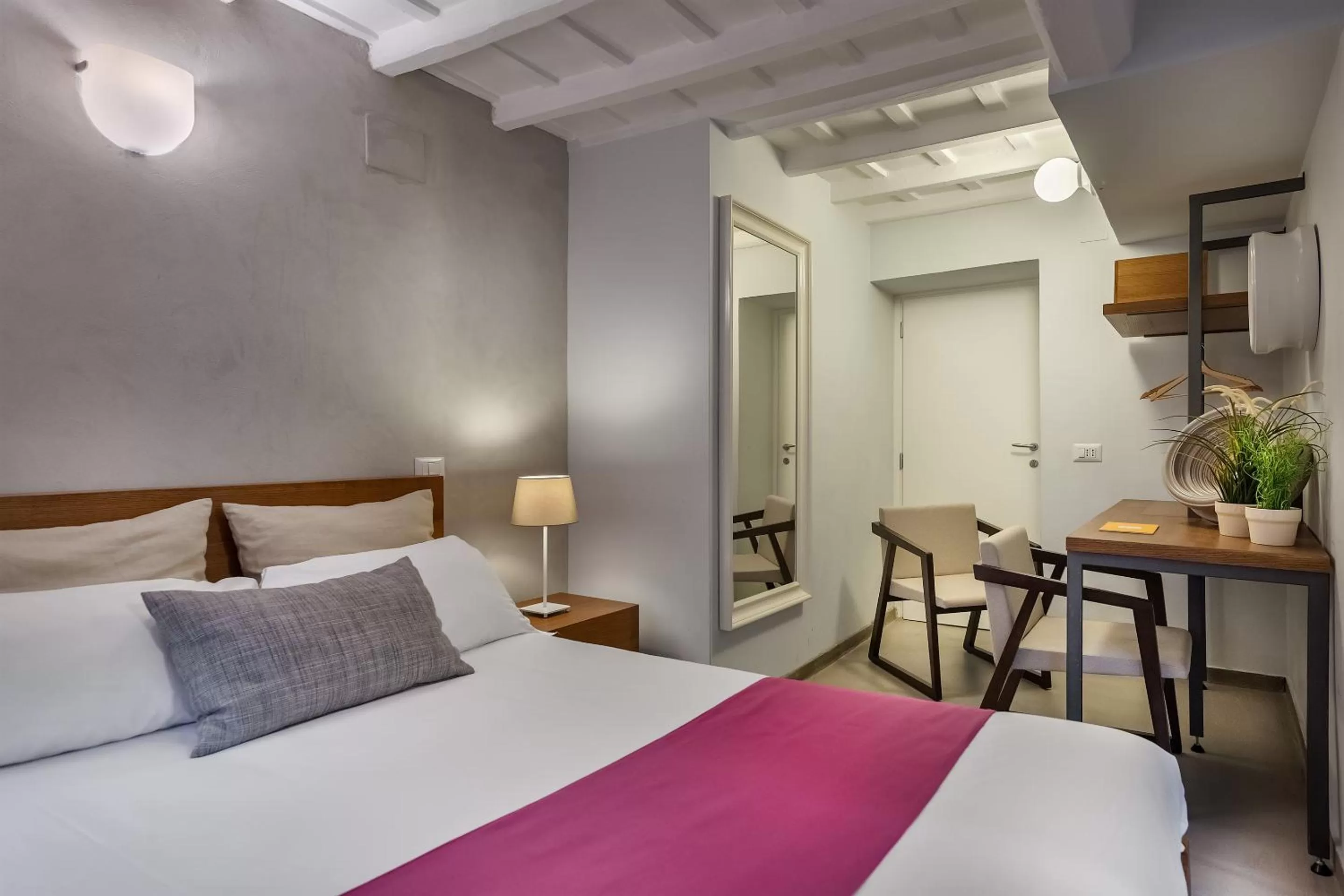 Photo of the whole room, Bed in The Spanish Suite Piazza di Spagna