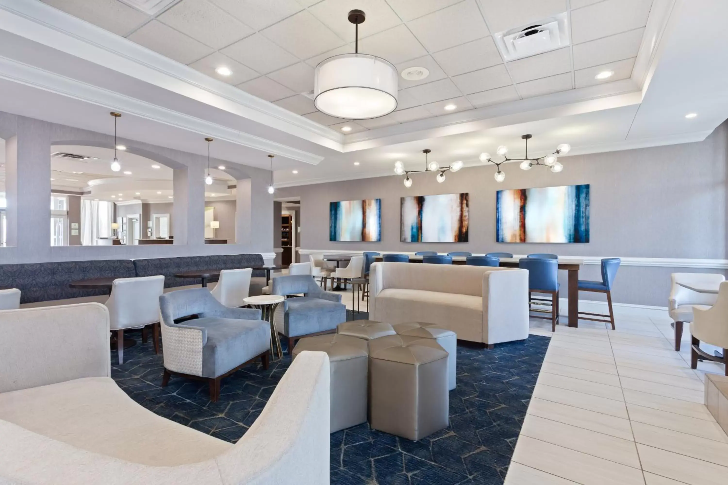 Property building, Lounge/Bar in Holiday Inn Valdosta Conference Center, an IHG Hotel