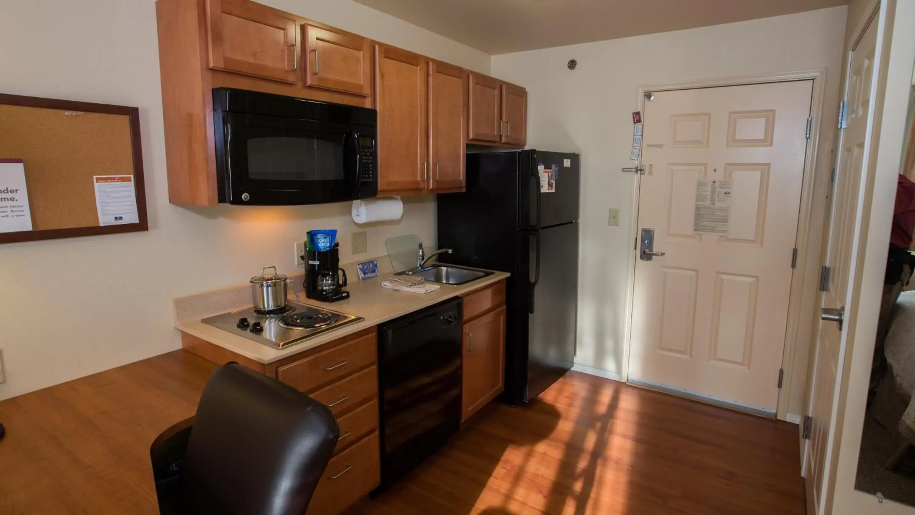 Photo of the whole room, Kitchen/Kitchenette in Candlewood Suites Springfield, an IHG Hotel