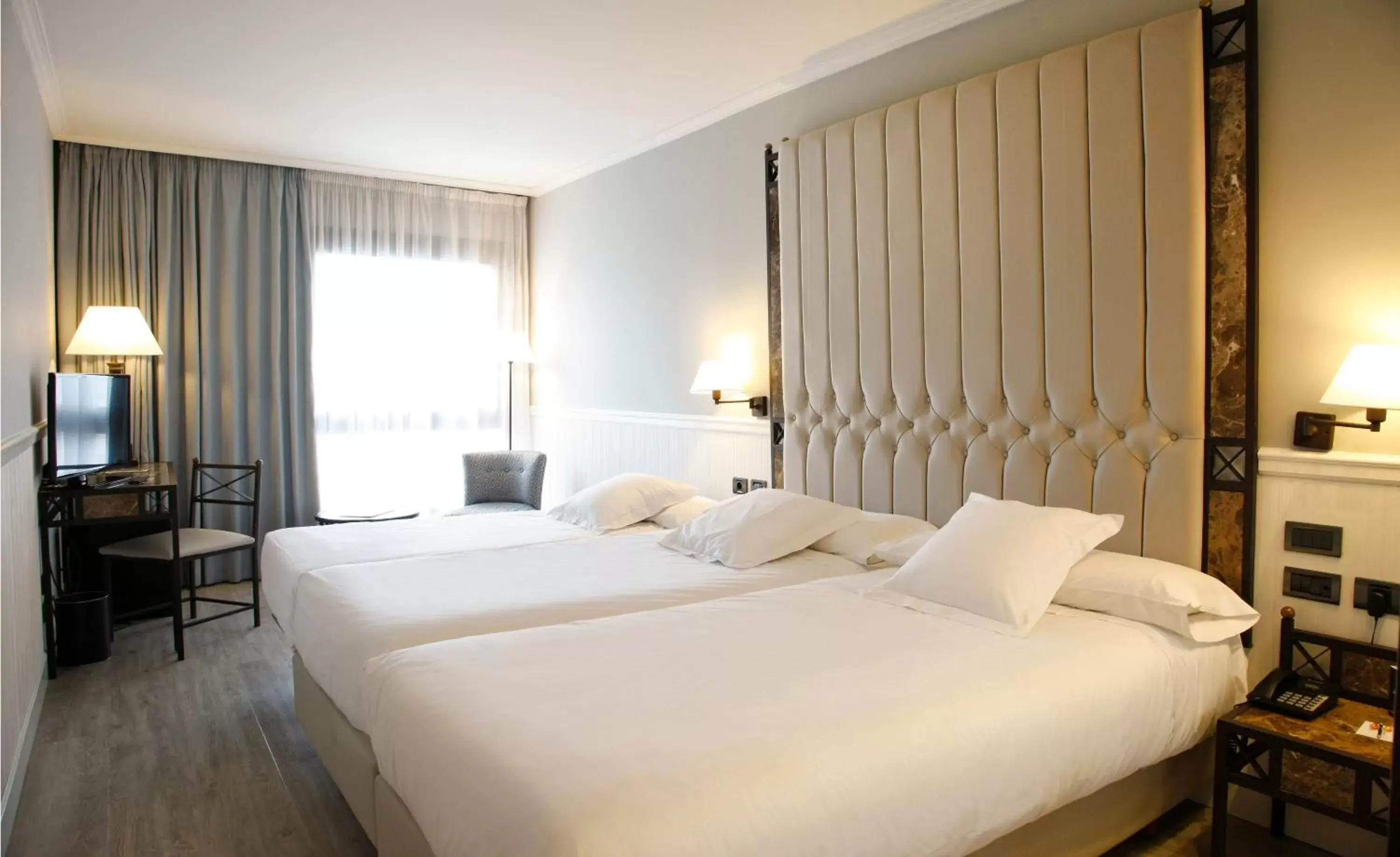 Photo of the whole room, Bed in Hotel Gran Via