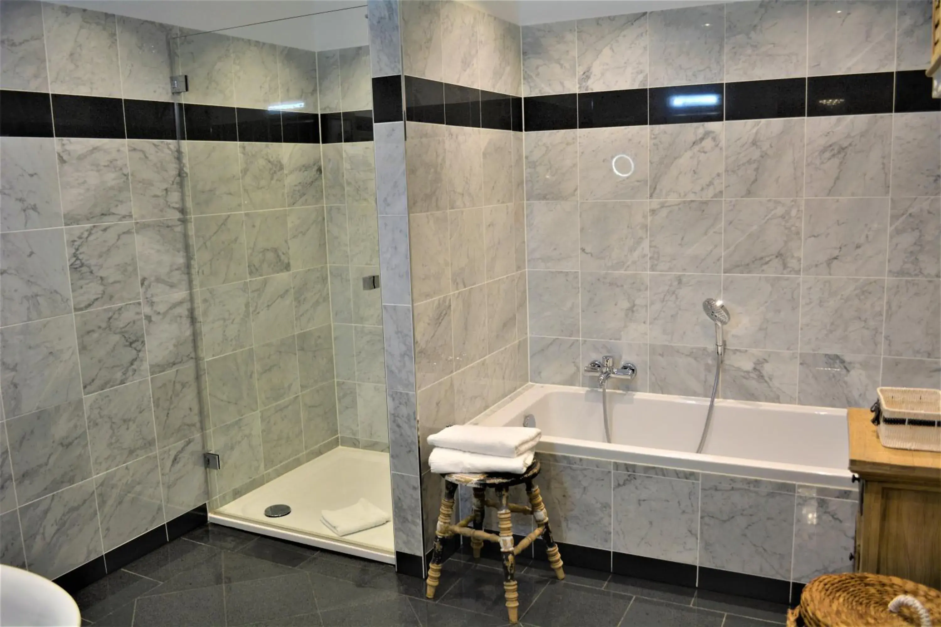 Photo of the whole room, Bathroom in Die Kronacher Stadthotels