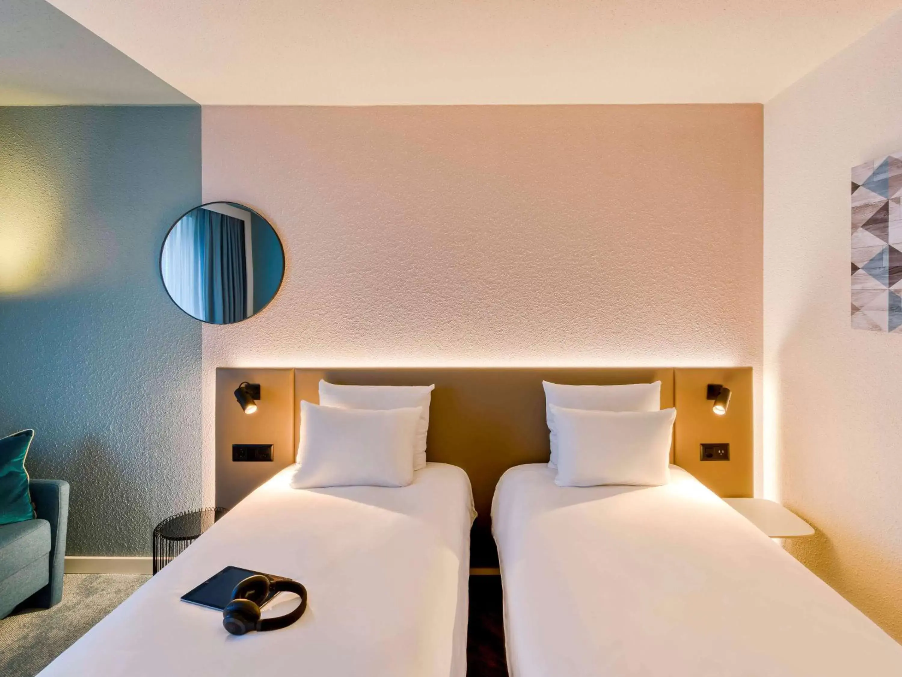 Photo of the whole room, Bed in Novotel Zurich City West