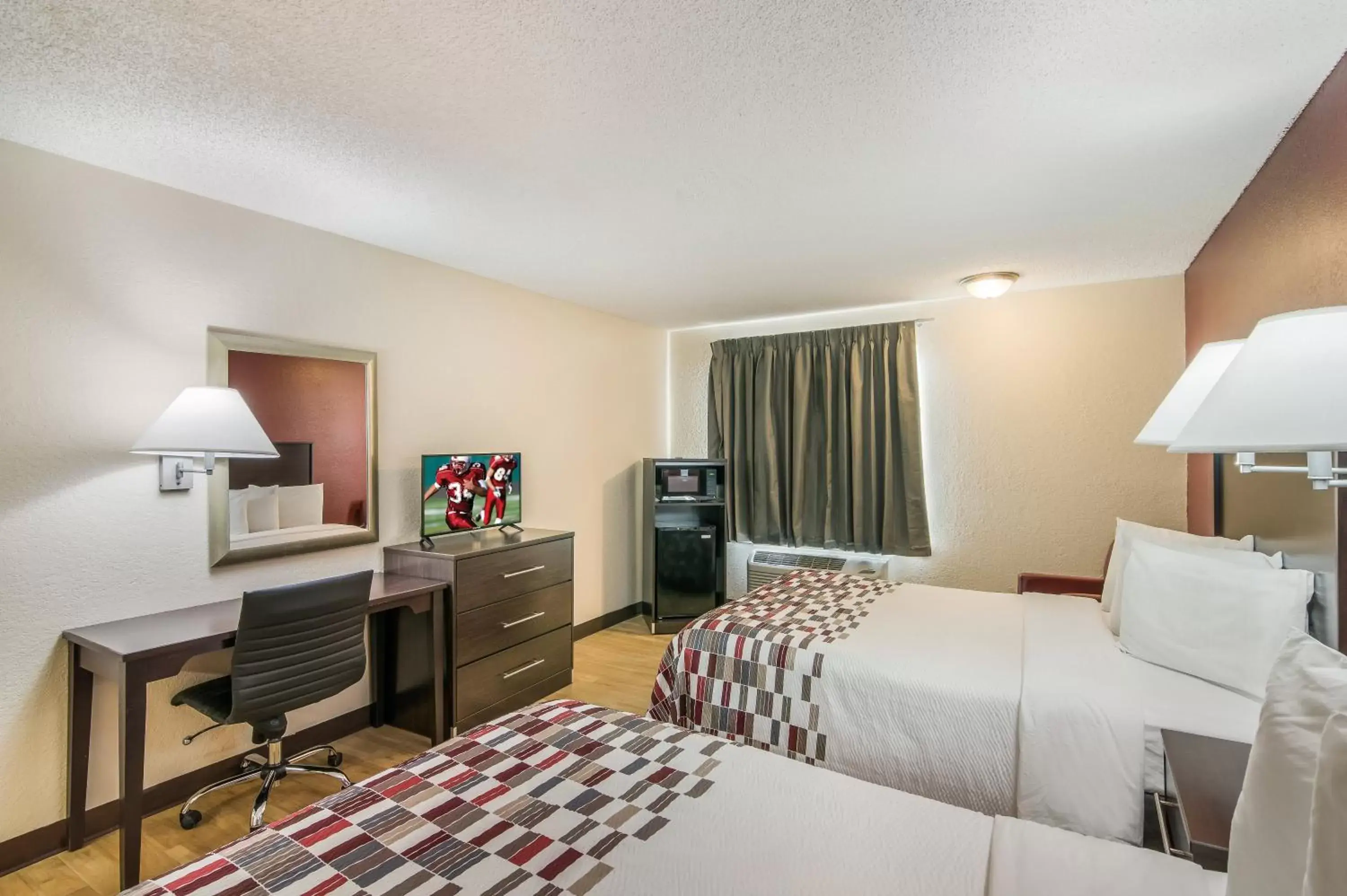 Photo of the whole room, Bed in Red Roof Inn & Suites Pensacola East - Milton