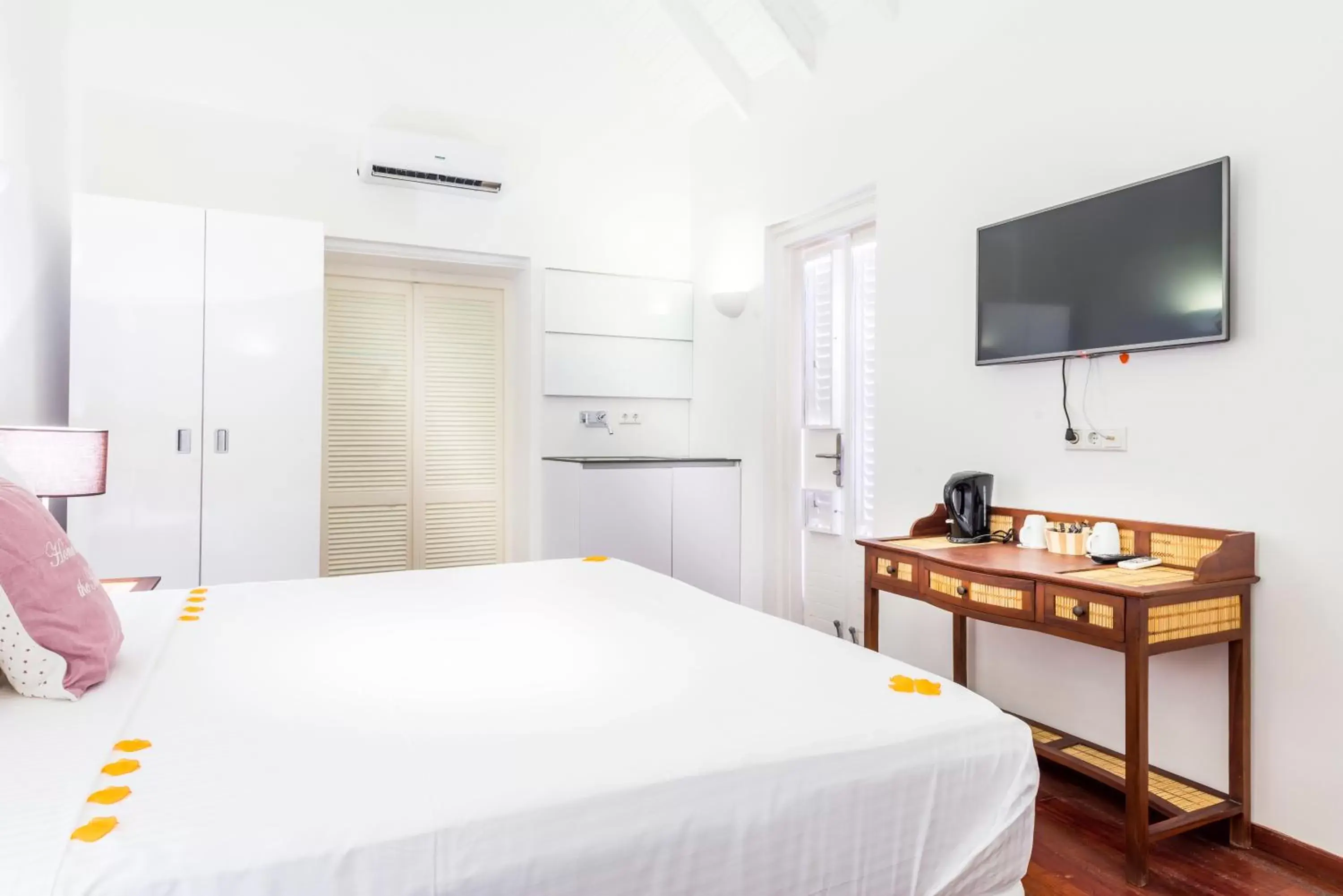 Bedroom, Bed in Scuba Lodge & Suites