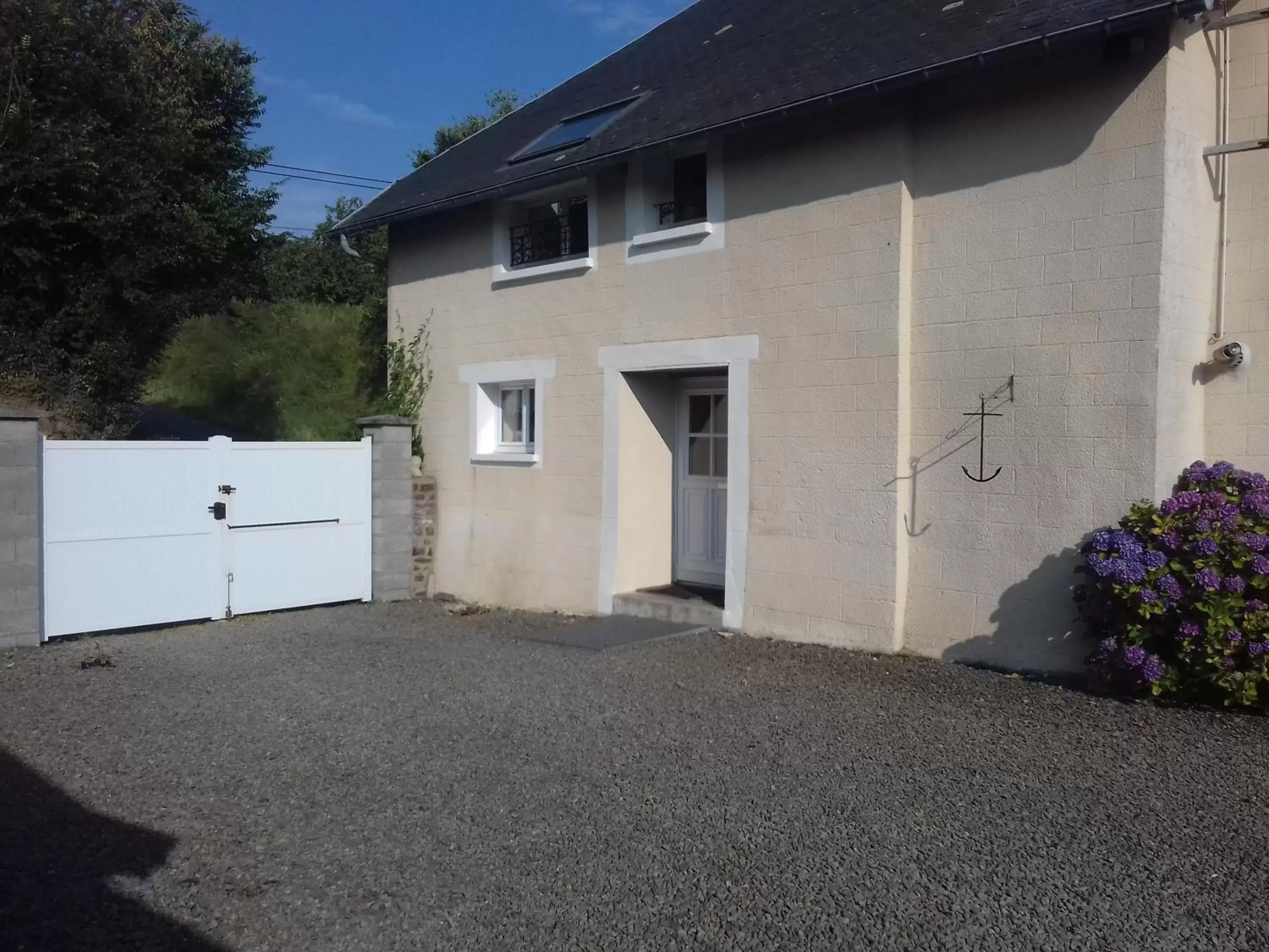 Facade/entrance, Property Building in La Parisière