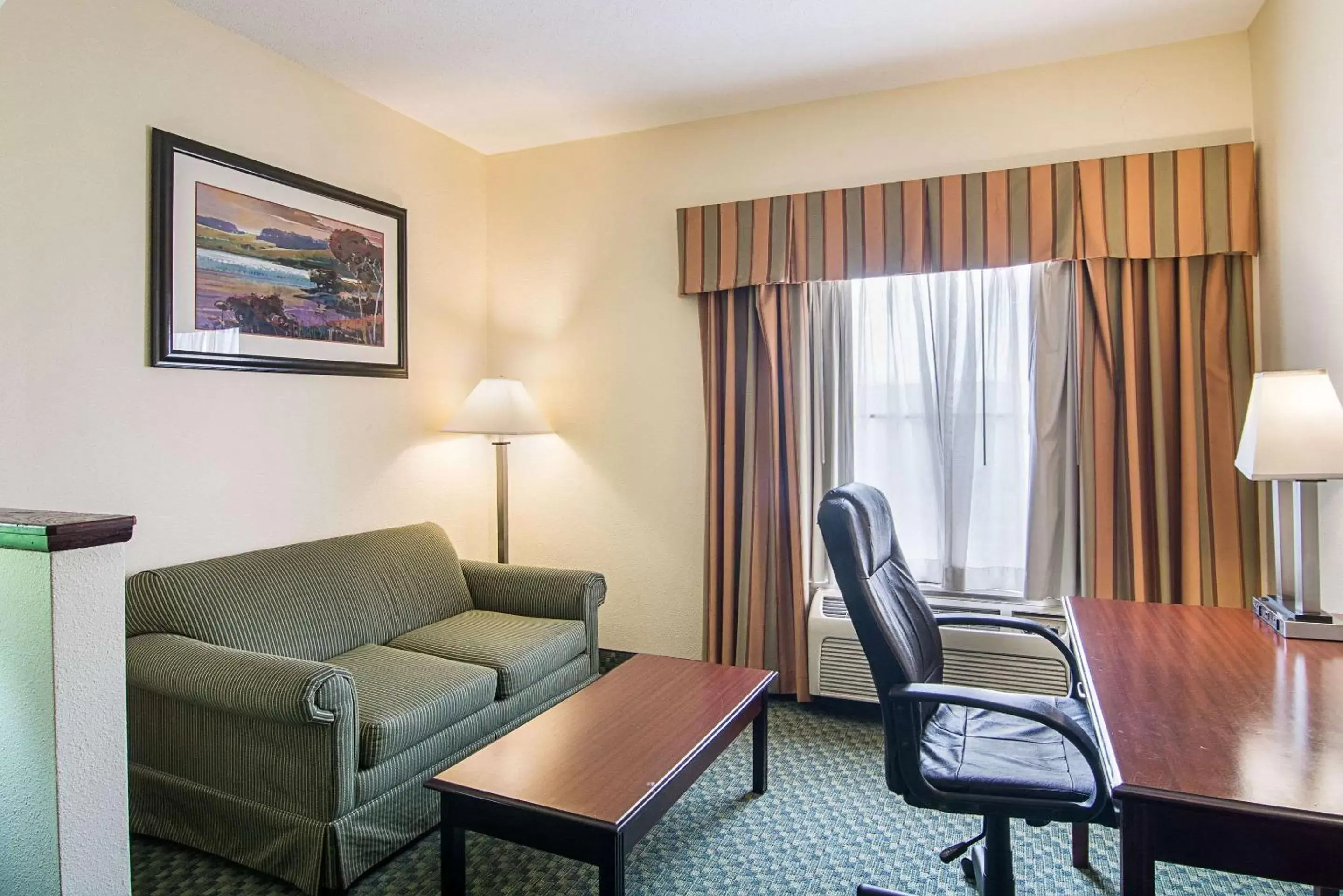 Photo of the whole room, Seating Area in Quality Inn and Suites Harvey