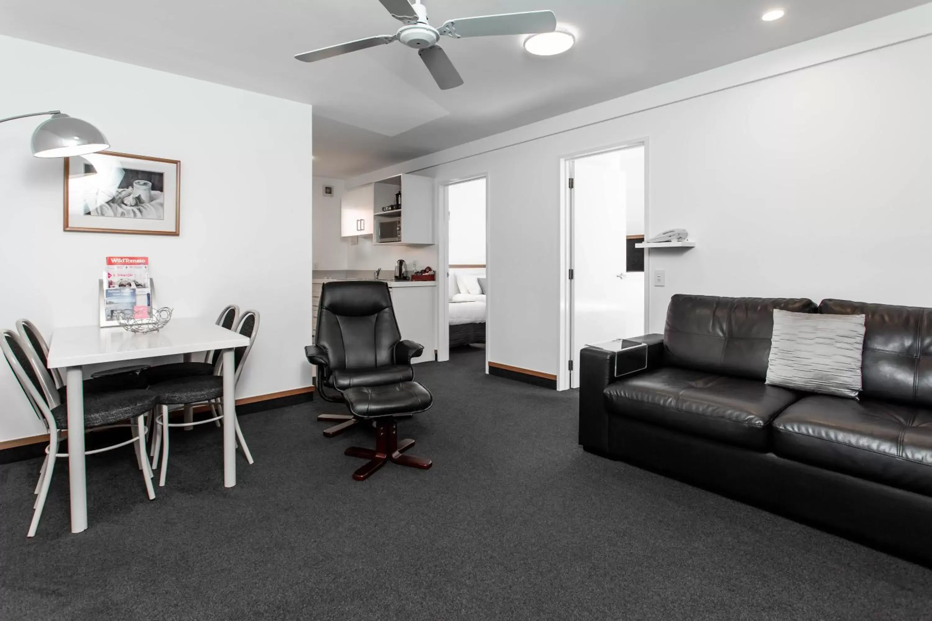 Photo of the whole room, Seating Area in Palms Motel