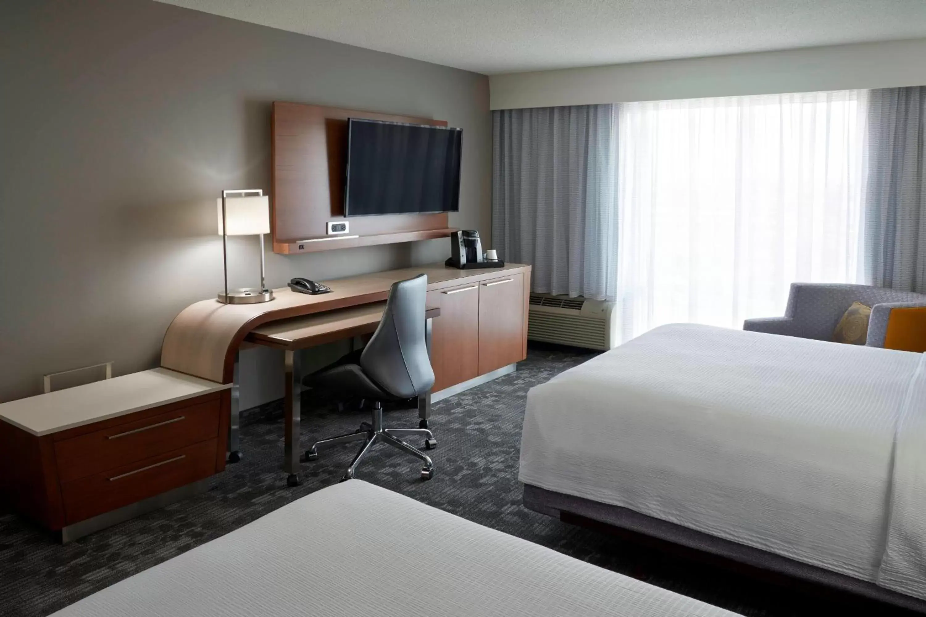 Photo of the whole room, Bed in Courtyard by Marriott Toronto Airport