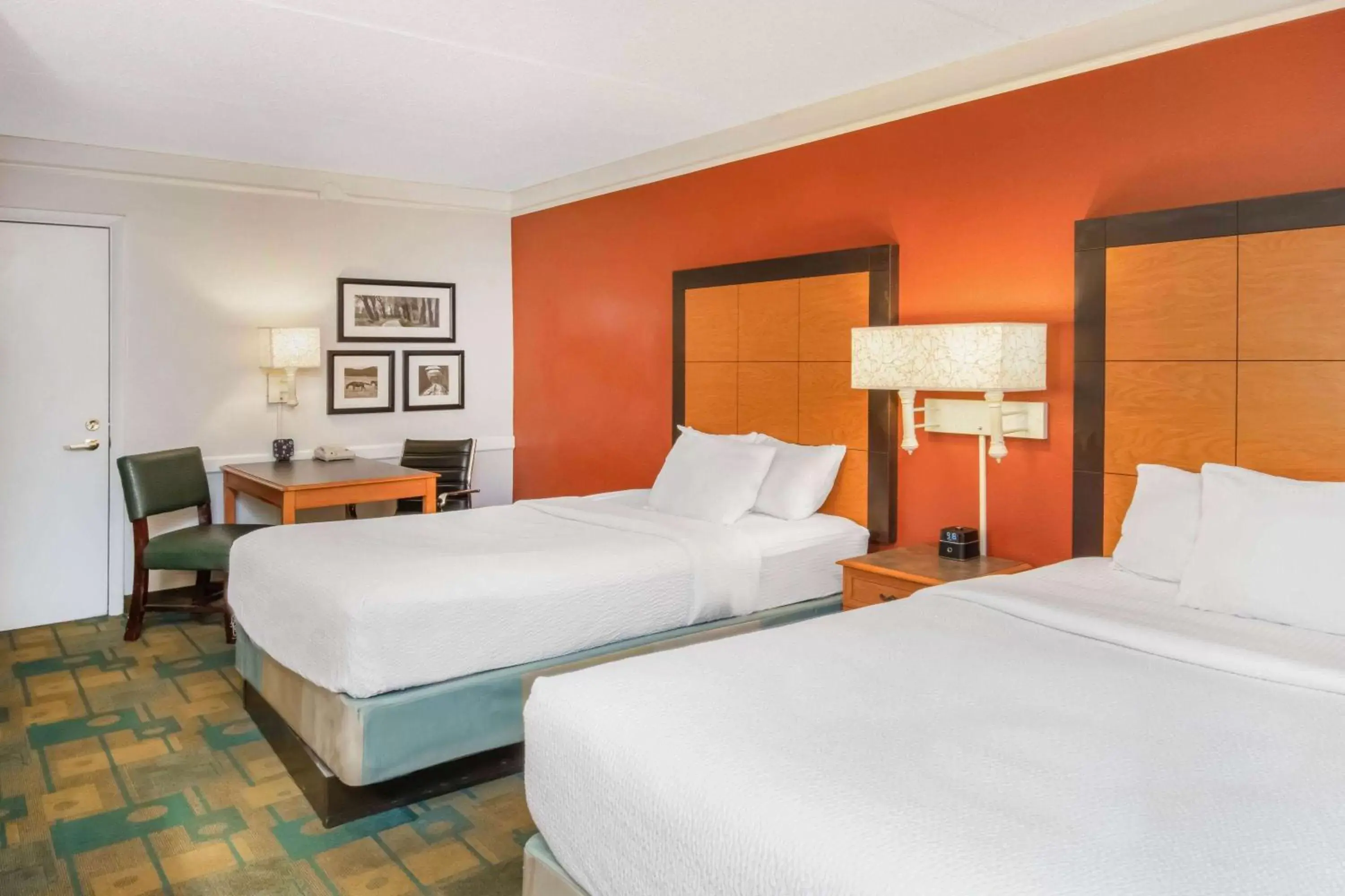 Photo of the whole room, Bed in La Quinta Inn by Wyndham Colorado Springs Garden of the Gods