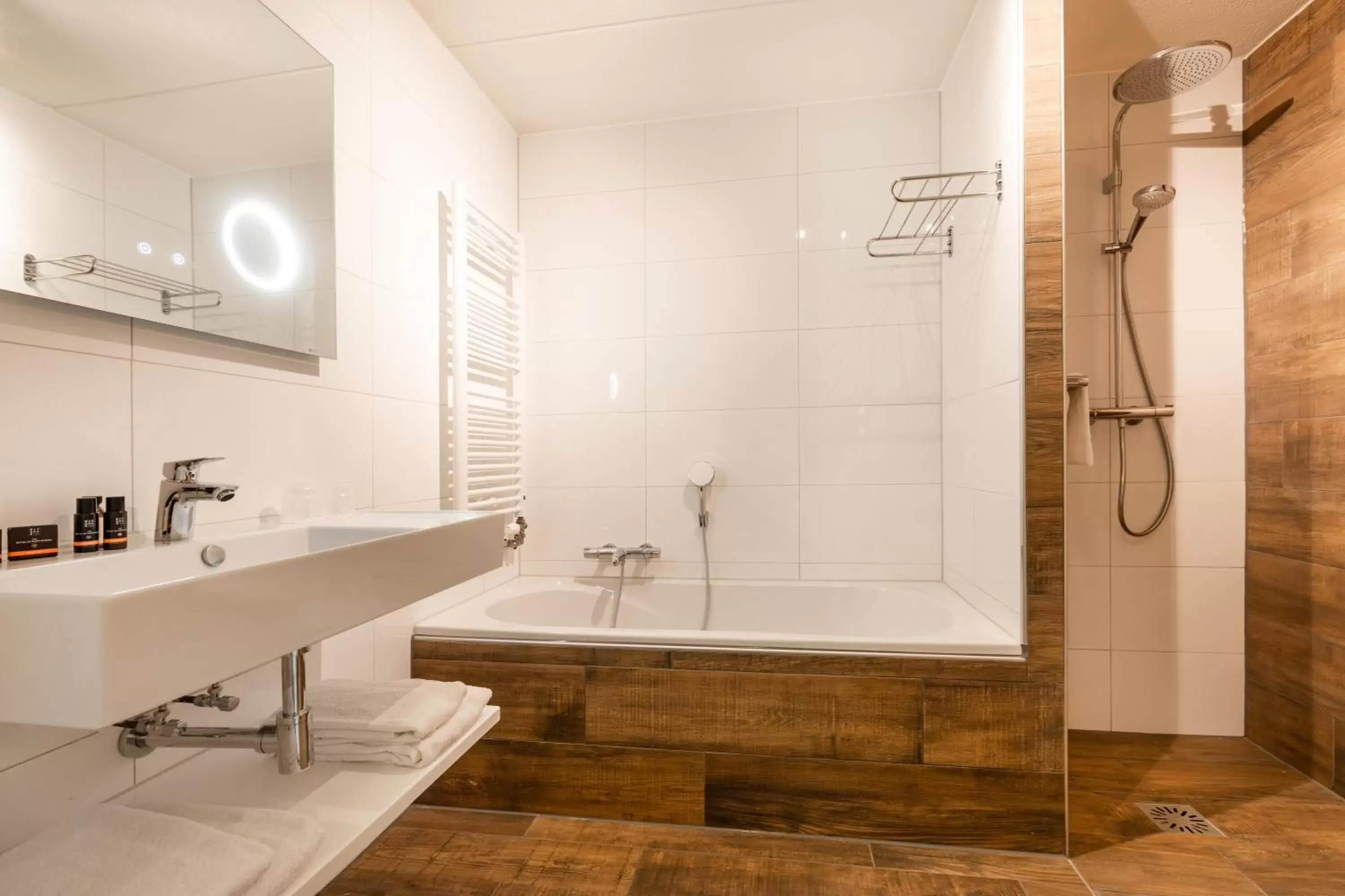 Shower, Bathroom in Landhuis Hotel de Herikerberg