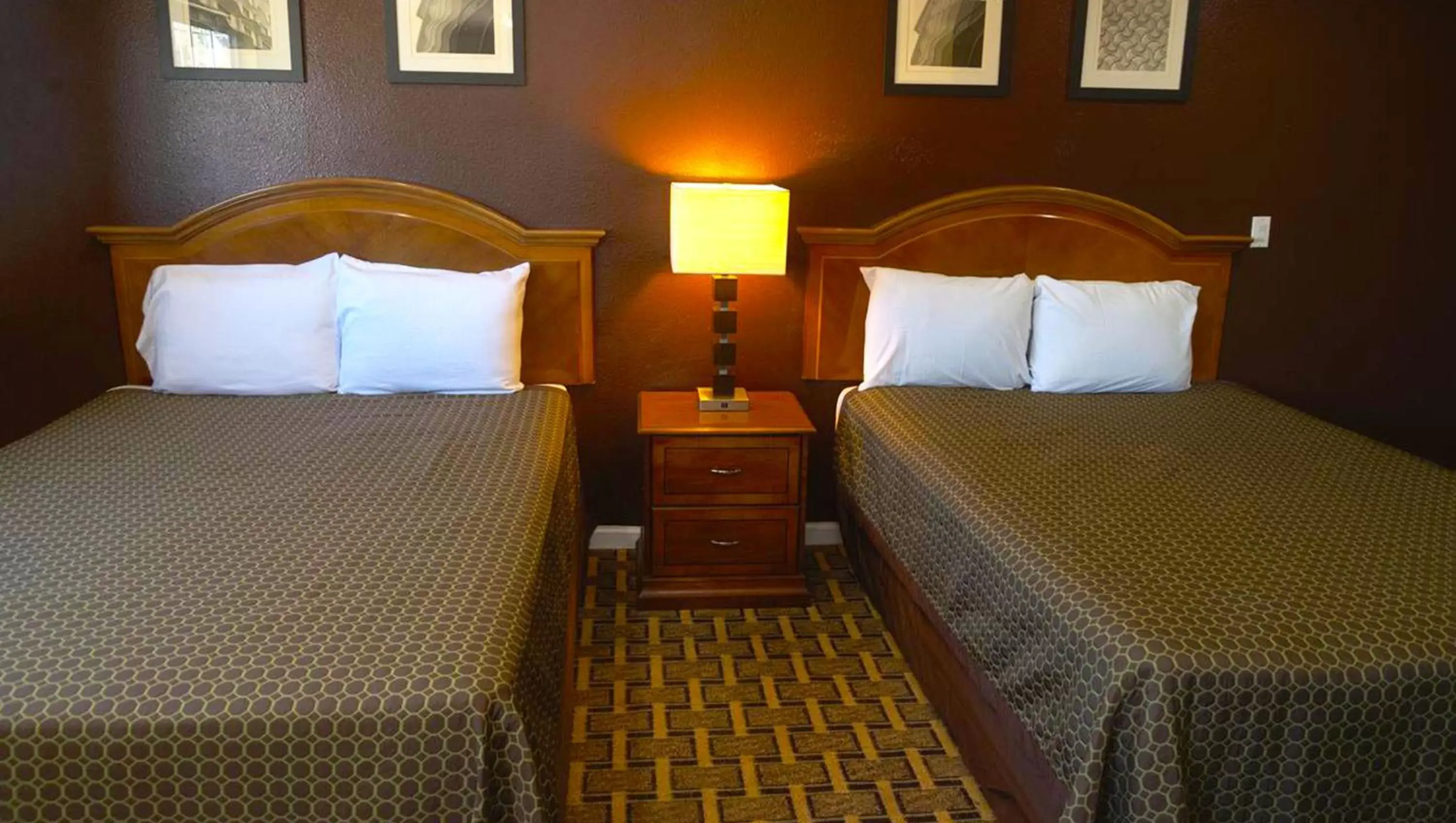 Bedroom, Bed in Kings Motel Inglewood