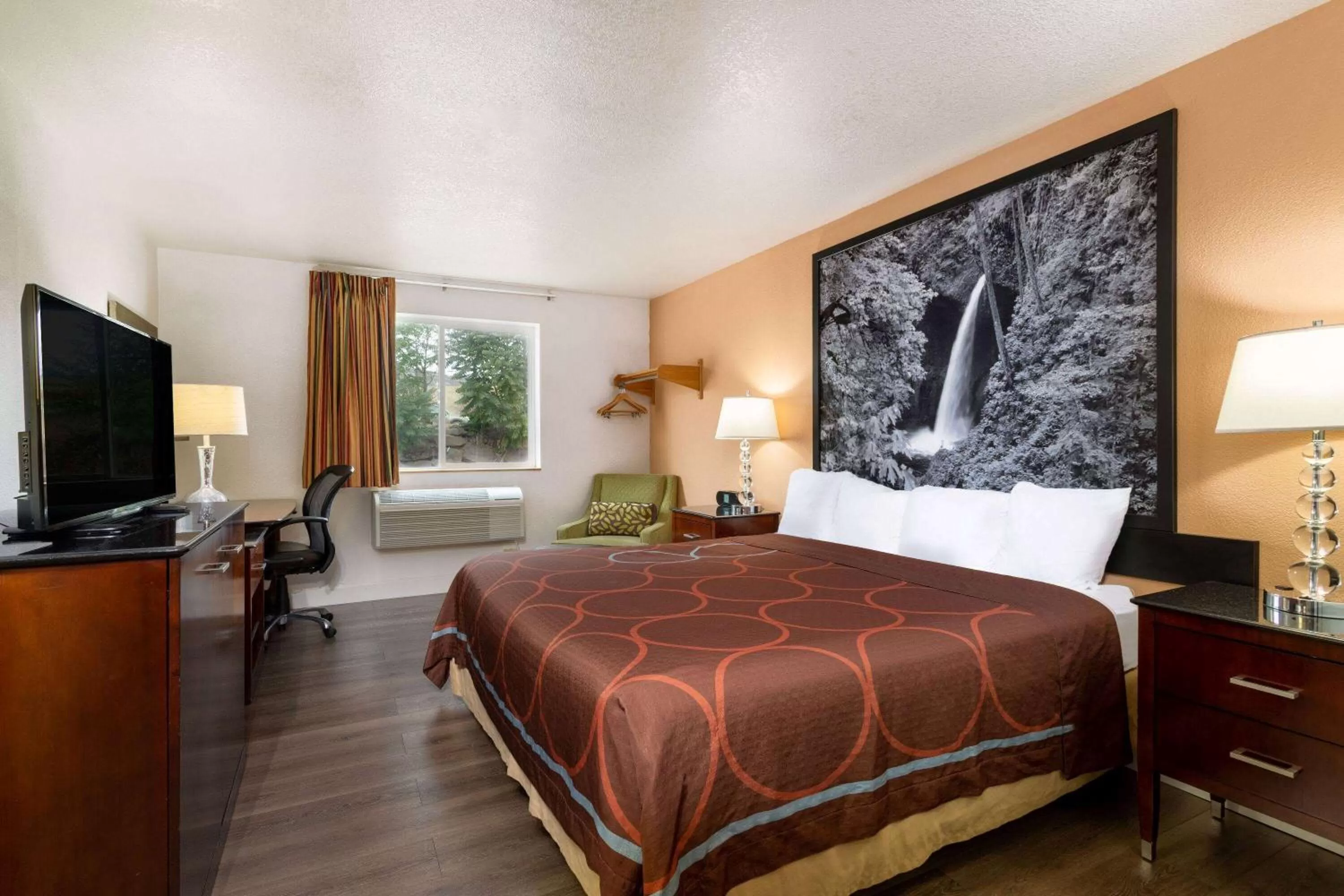 Photo of the whole room, Bed in Super 8 by Wyndham The Dalles OR