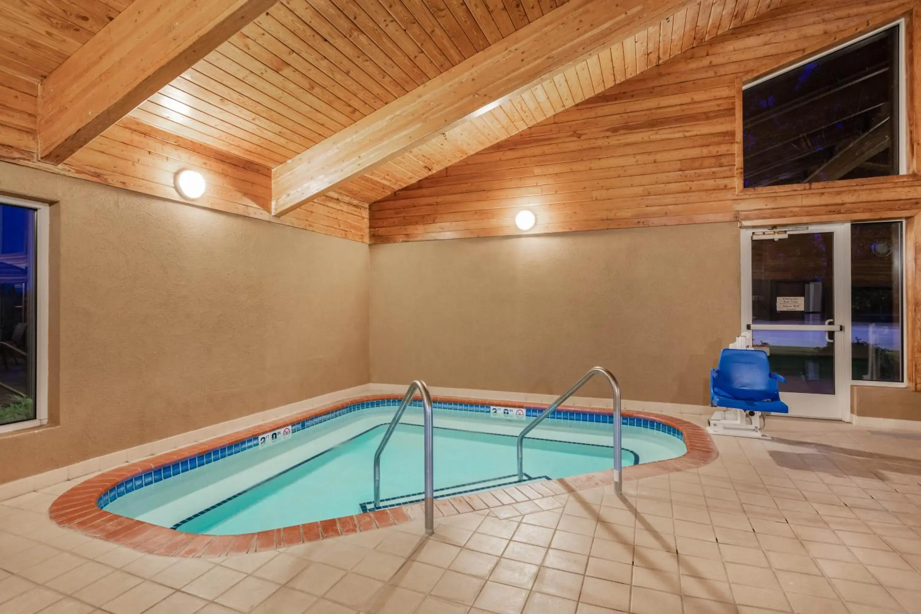 Swimming Pool in SureStay Plus Hotel by Best Western Litchfield