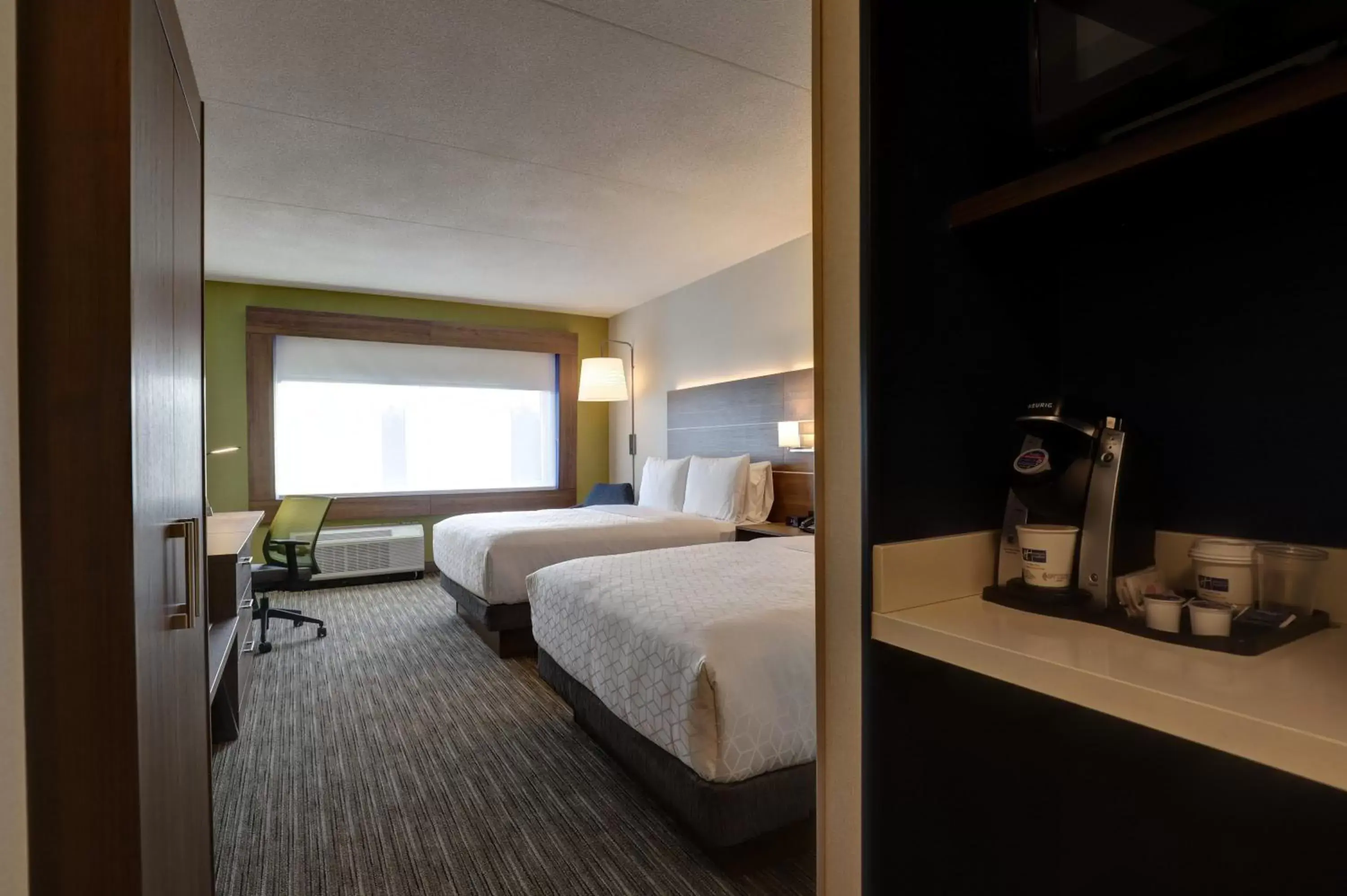 Guests, Bed in Holiday Inn Express - Kingston West, an IHG Hotel